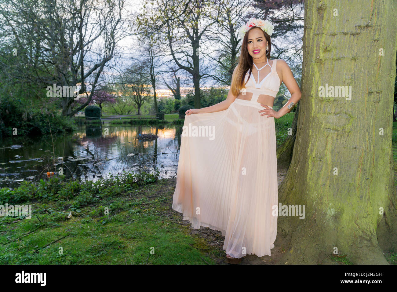 Modello di filippini del sudest asiatico con la bellezza di un parco locale come sfondo, UK. Foto Stock