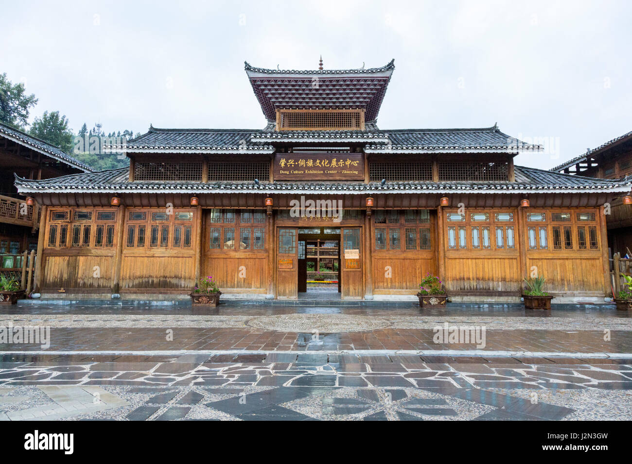 Zhaoxing, Guizhou, Cina, a Dong villaggio di minoranza. Dong la cultura al centro esposizioni. Foto Stock
