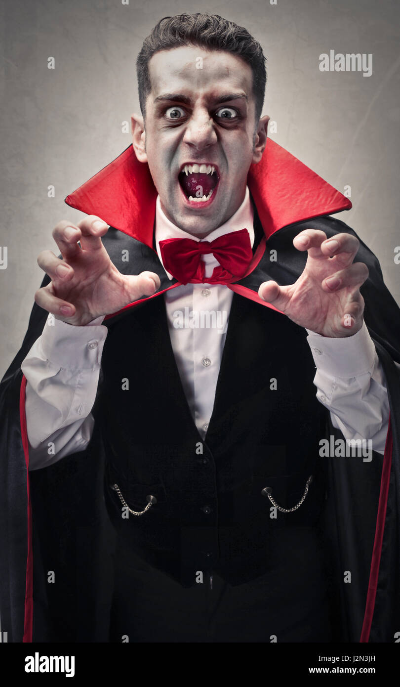Scary uomo in costume vampiro Foto stock - Alamy
