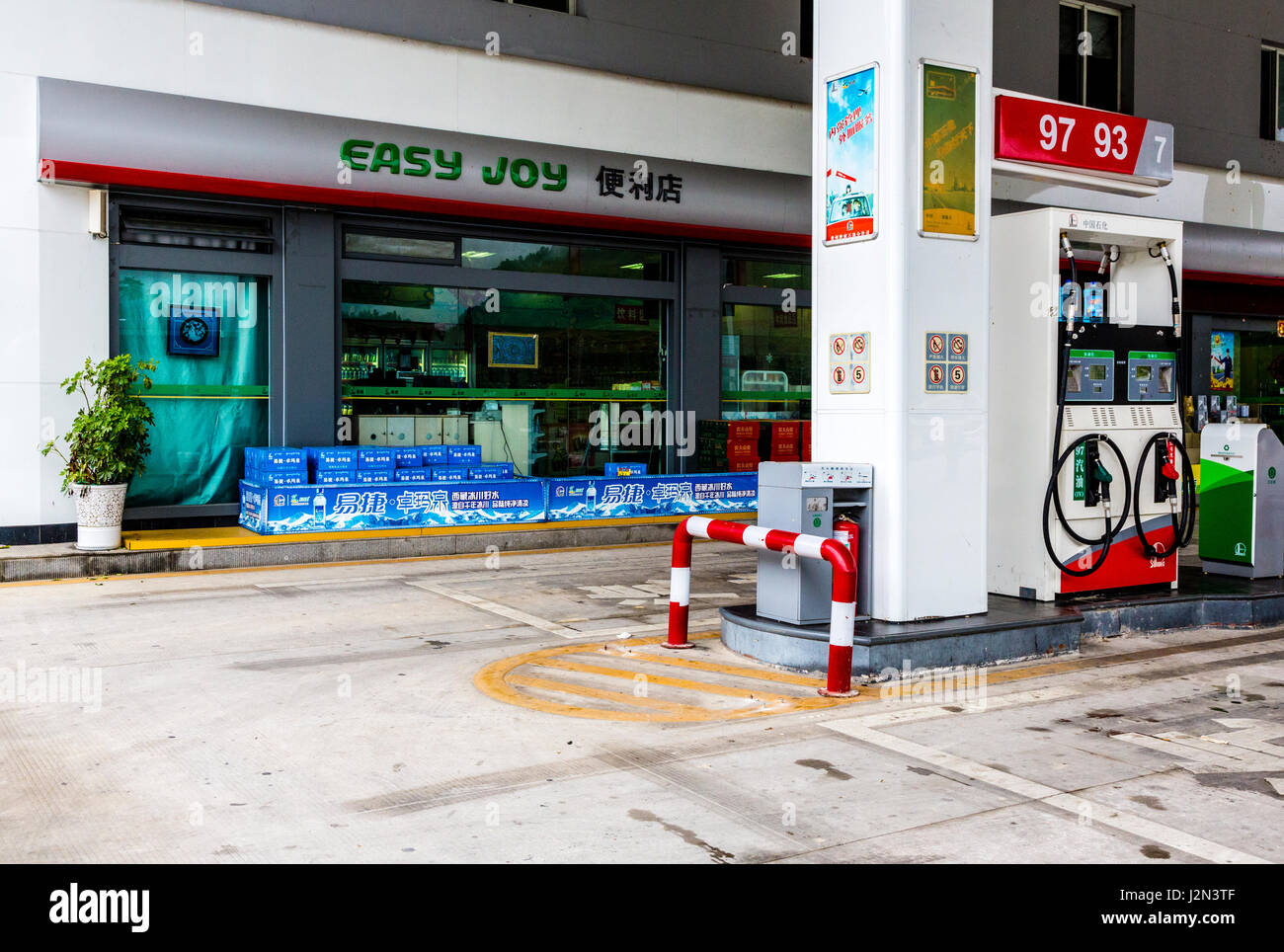 Guizhou, Cina, tra Zhaoxing Kaili e. Stazione di gas con negozio di ristoro. Foto Stock
