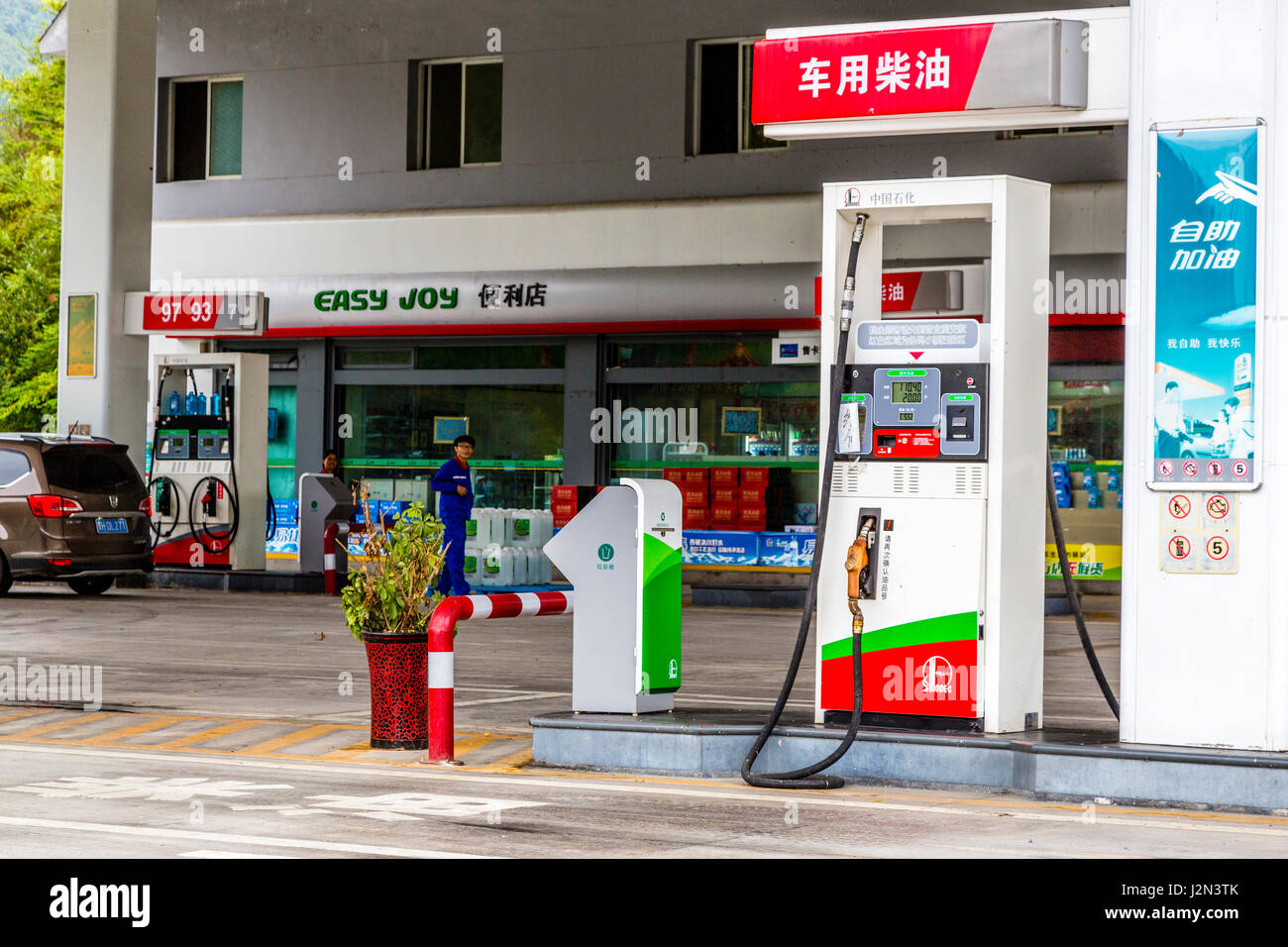 Guizhou, Cina, tra Zhaoxing Kaili e. Stazione di gas con negozio di ristoro. Foto Stock