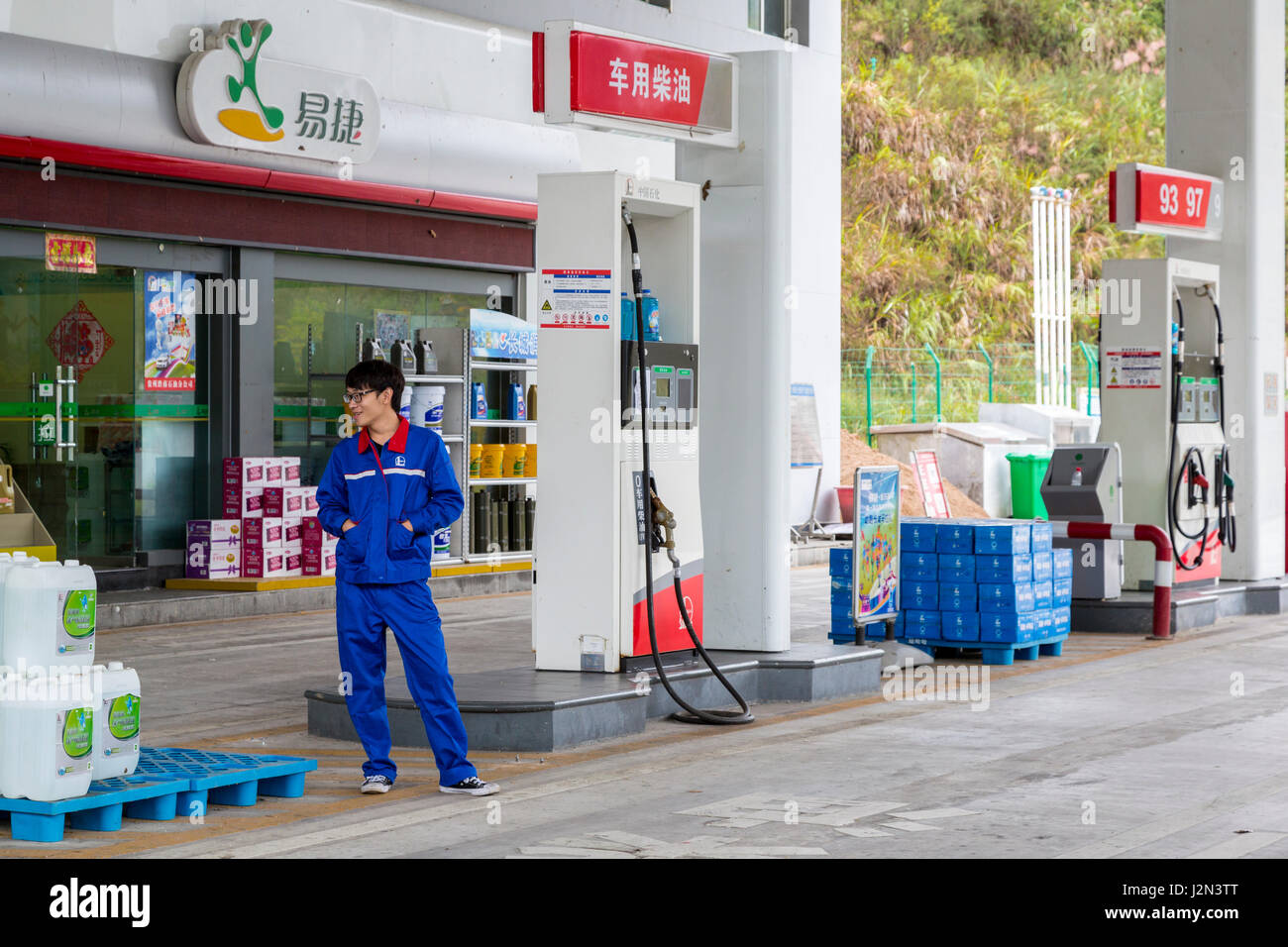 Guizhou, Cina, tra Zhaoxing Kaili e. Stazione di gas con negozio di ristoro. Foto Stock