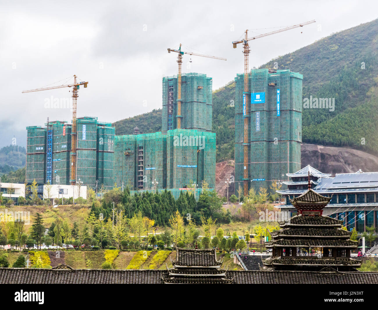Kaili, Guizhou, Cina. Edifici in costruzione. Tetto tradizionali stili in primo piano. Foto Stock