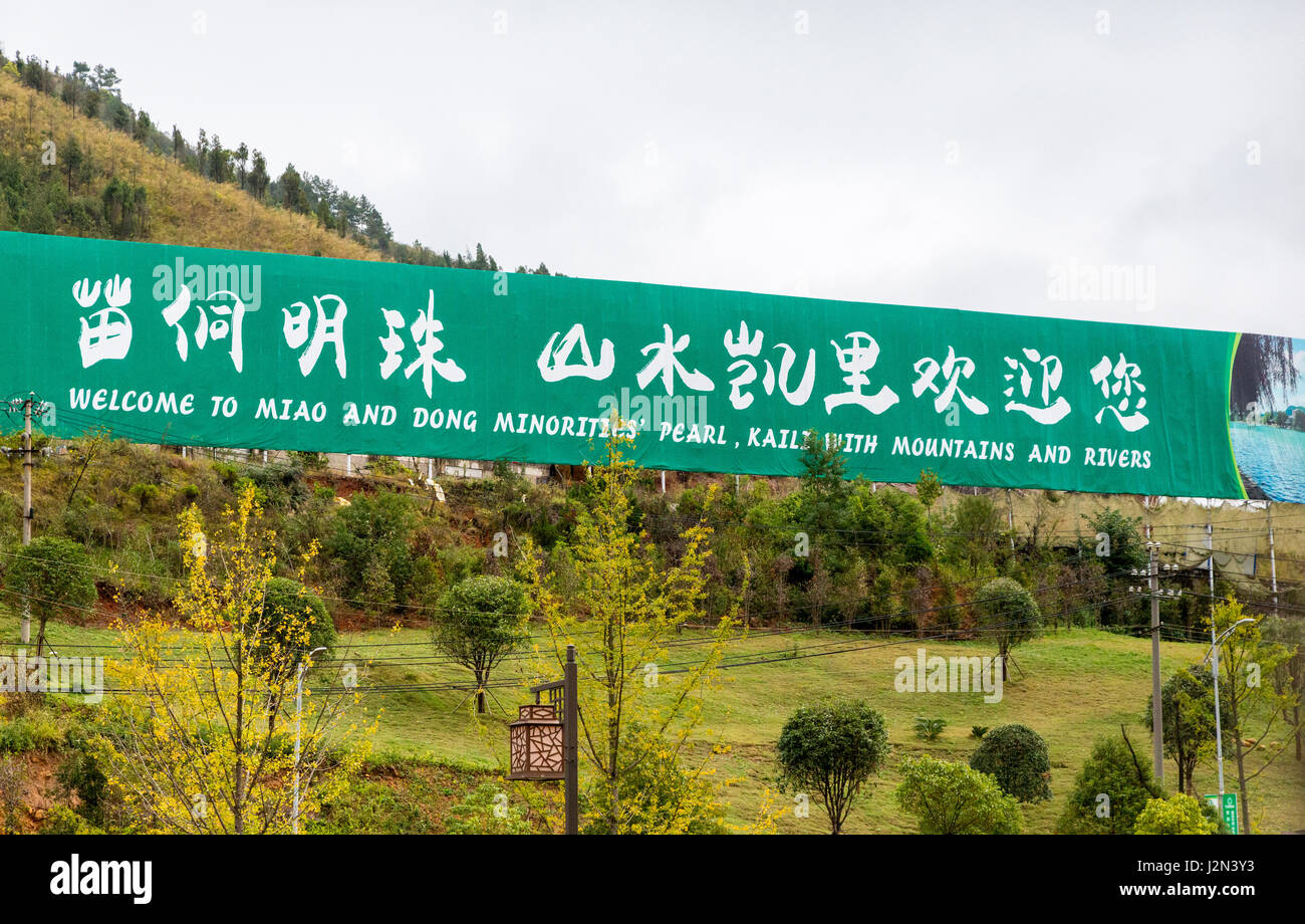 Kaili, Guizhou, Cina. Banner di promozione del turismo di Miao e Dong minoranza etnica aree. Foto Stock