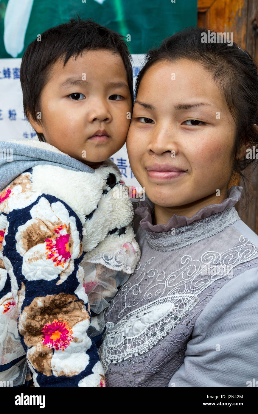 Matang, un villaggio Gejia nel Guizhou, Cina. Madre e figlia giovane. Foto Stock