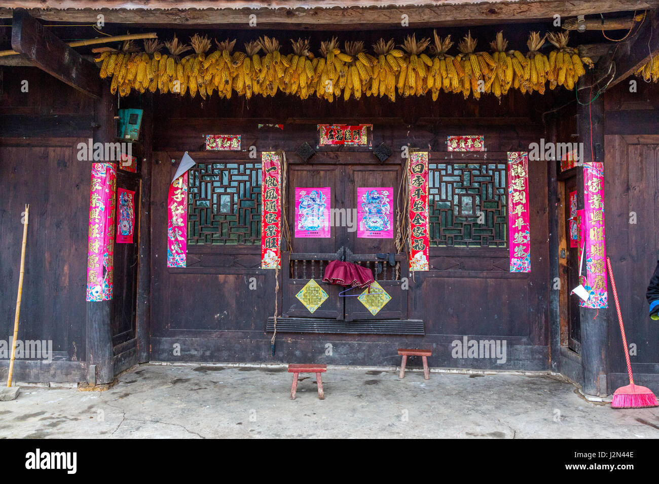 Matang, un villaggio Gejia nel Guizhou, Cina. Ingresso alla casa privata nel villaggio con la festa della primavera (Nuovo Anno) scorre. Foto Stock