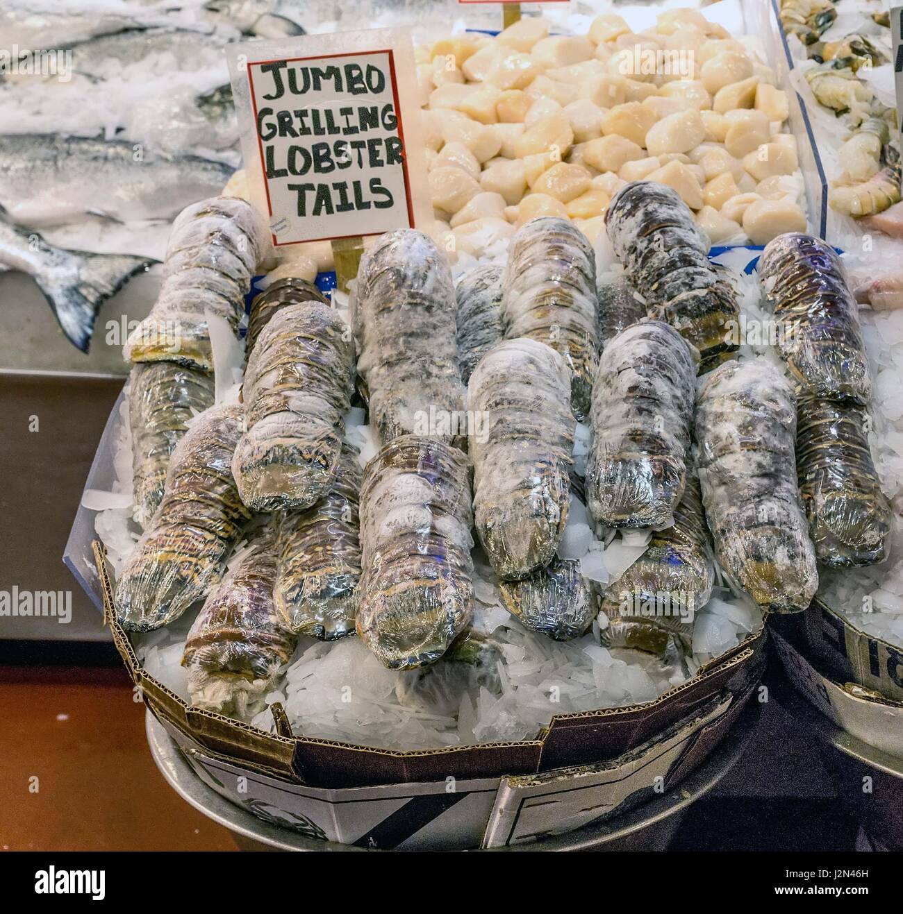 Jumbo grigliare le code d'aragosta in vendita in un mercato all'aperto Foto Stock