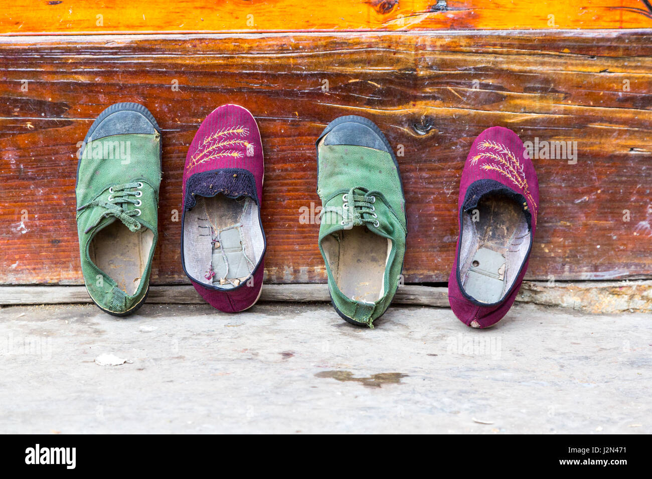 Matang, un villaggio Gejia nel Guizhou, Cina. Asciugatura scarpe al di fuori di una casa. Foto Stock