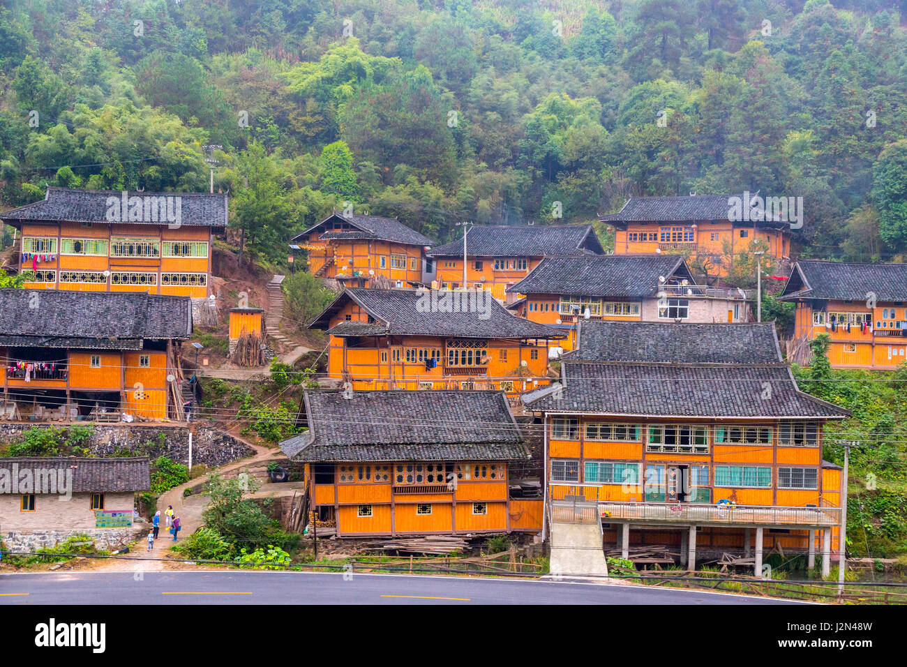 Guizhou, Cina, tra Kaili e Zhenyuan. Case in una piccola città. Foto Stock