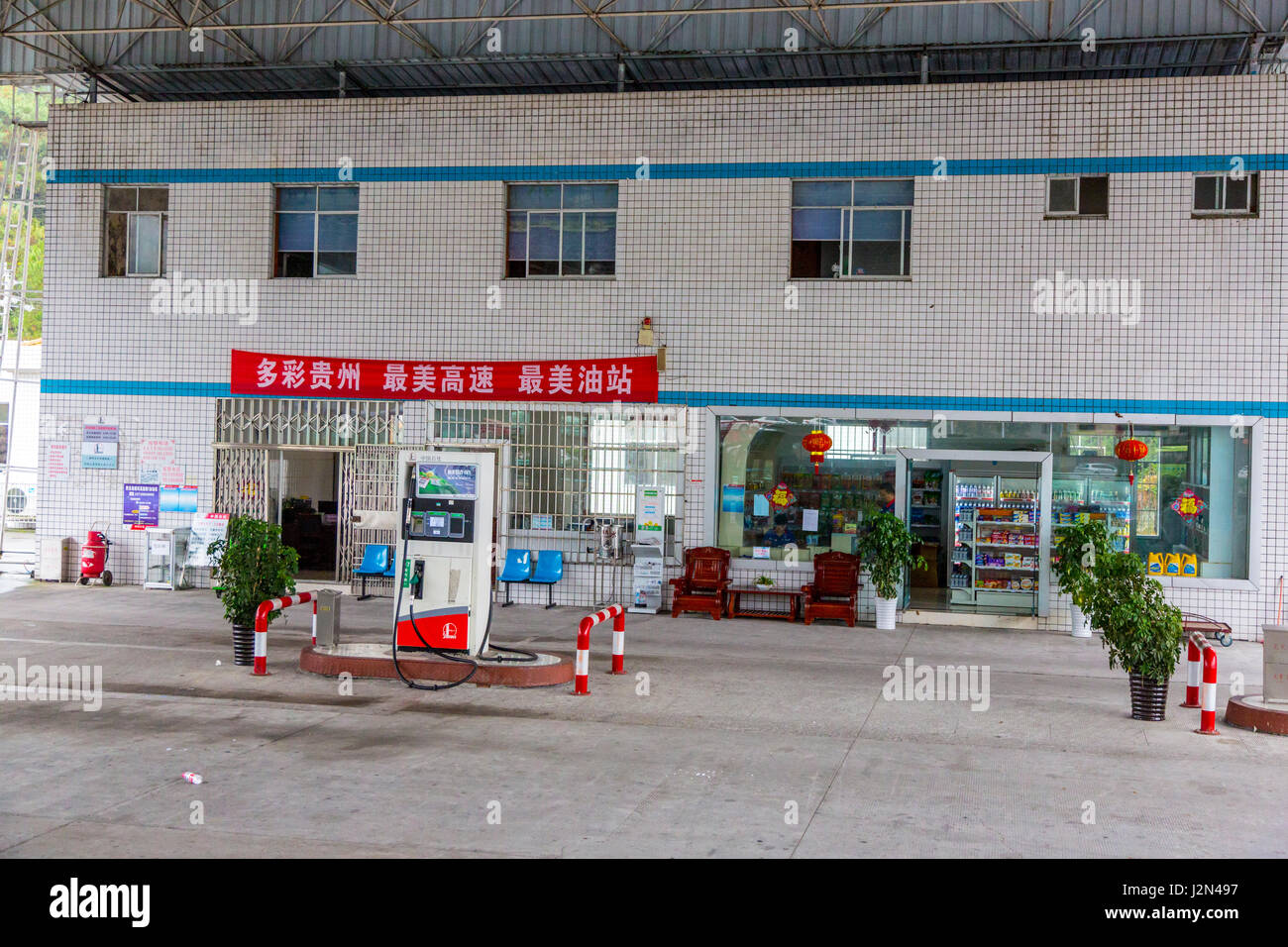 Guizhou, Cina, tra Kaili e Zhenyuan. Stazione di rifornimento e rinfresco stop. Foto Stock
