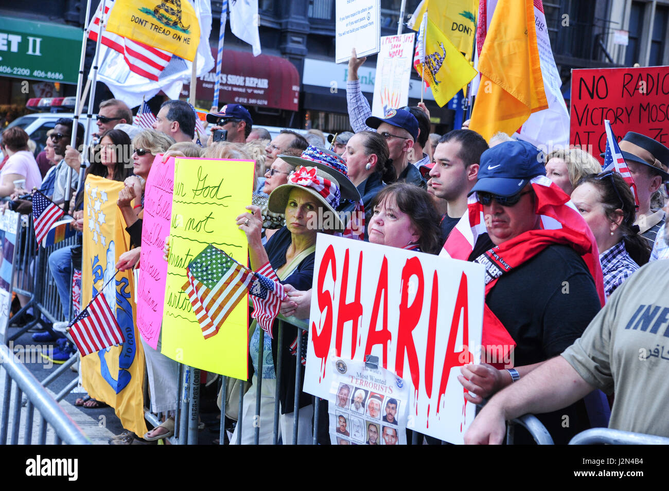 Le persone nella città di New York per protestare il ground zero moschea il 11 settembre 2010. Foto Stock