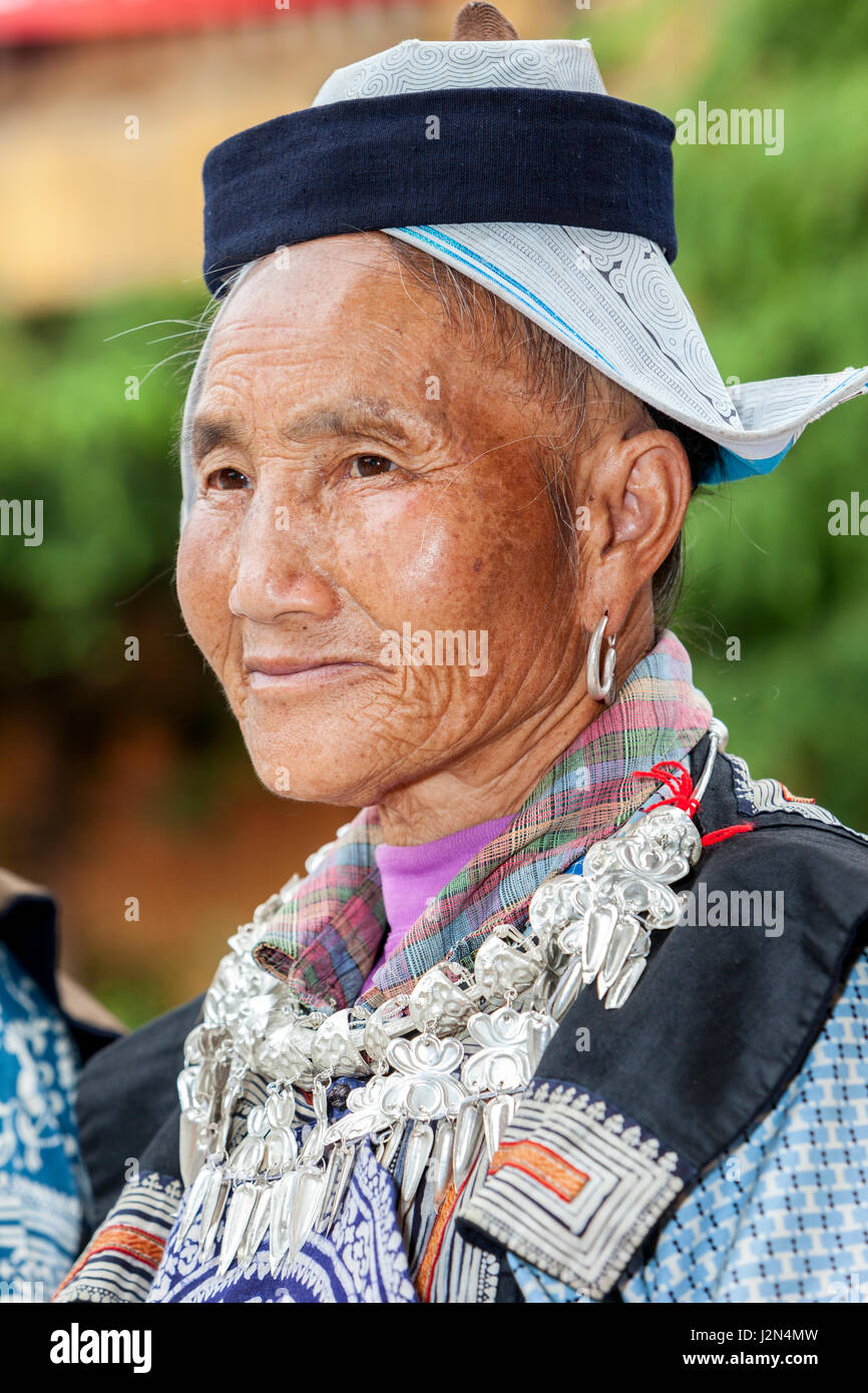 Matang, un villaggio Gejia nel Guizhou, Cina. Di mezza età Gejia donna in abito tradizionale. Foto Stock