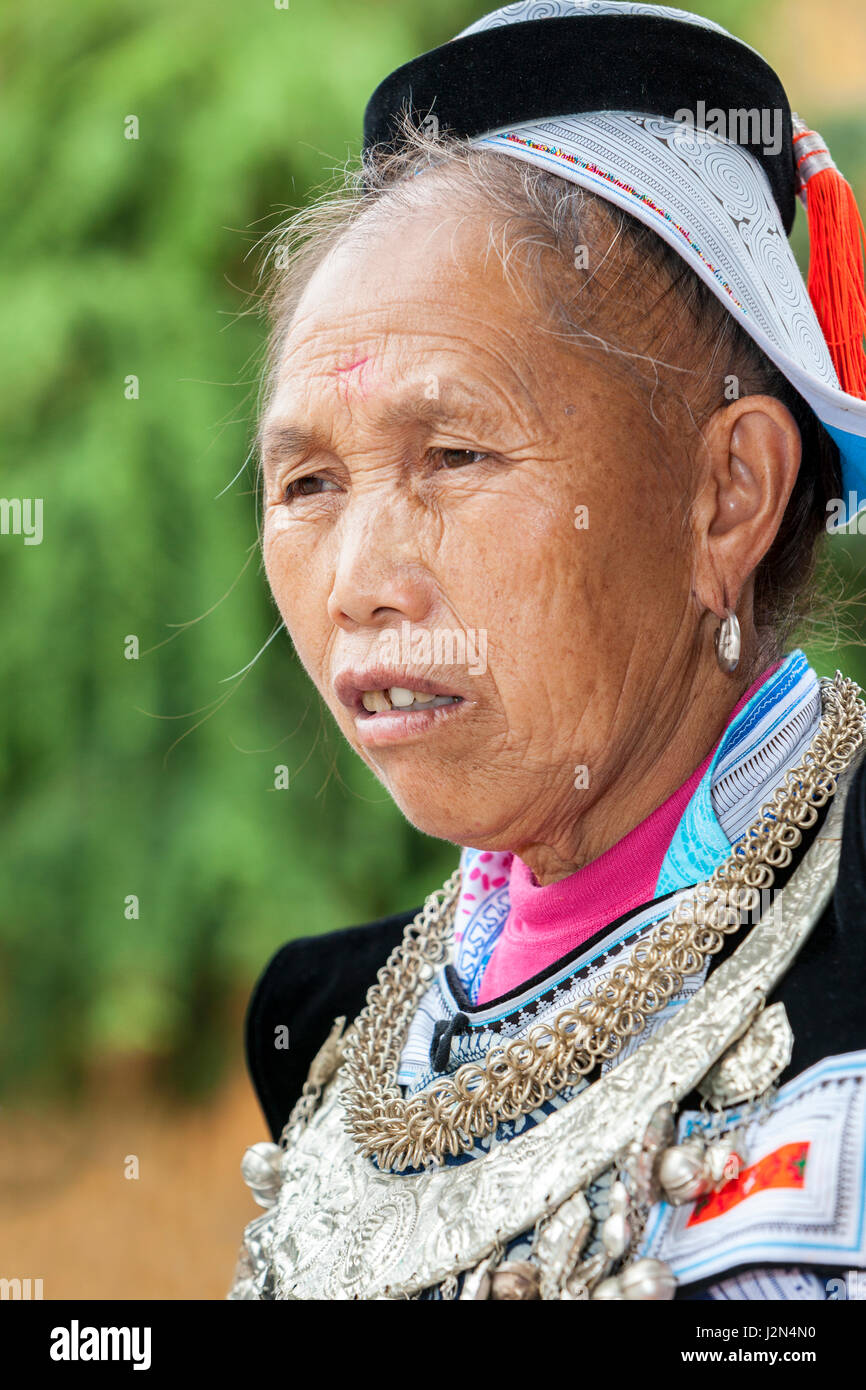 Matang, un villaggio Gejia nel Guizhou, Cina. Di mezza età Gejia donna in abito tradizionale. Foto Stock