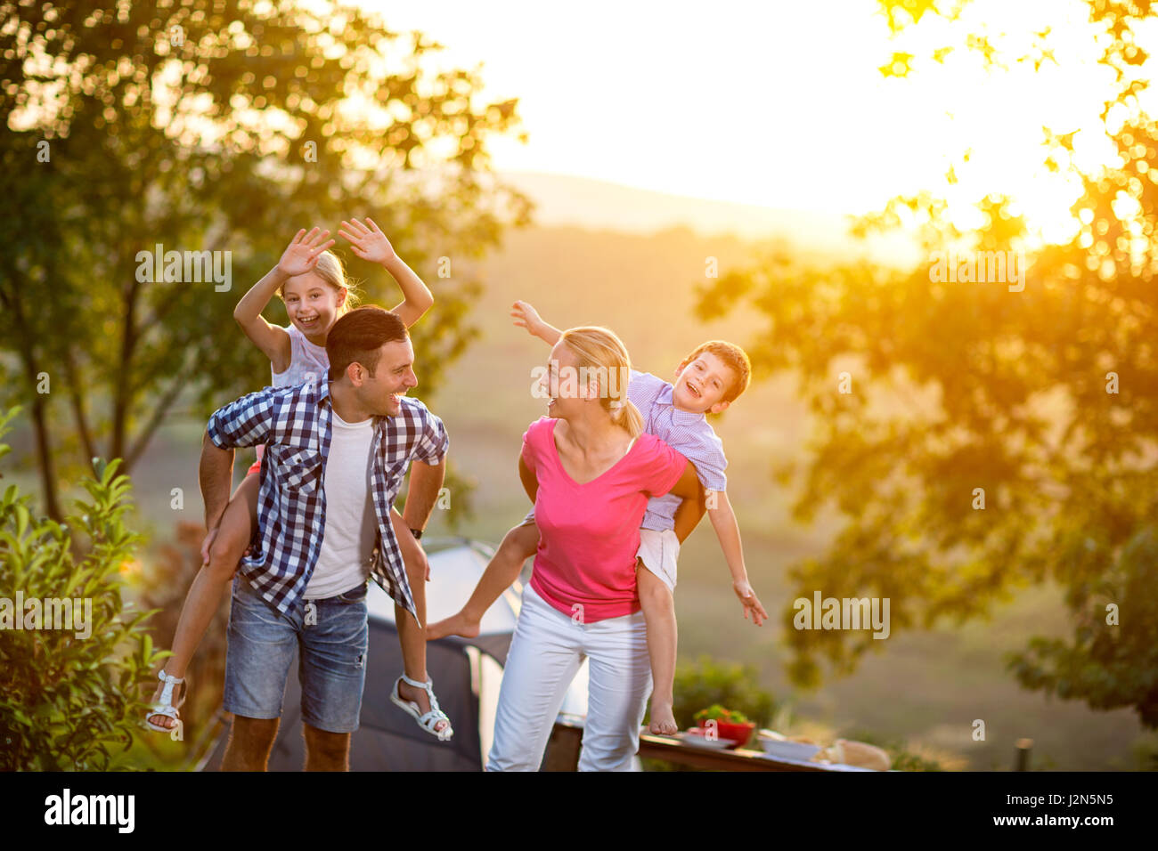 La famiglia felice in vacanza giocando insieme Foto Stock