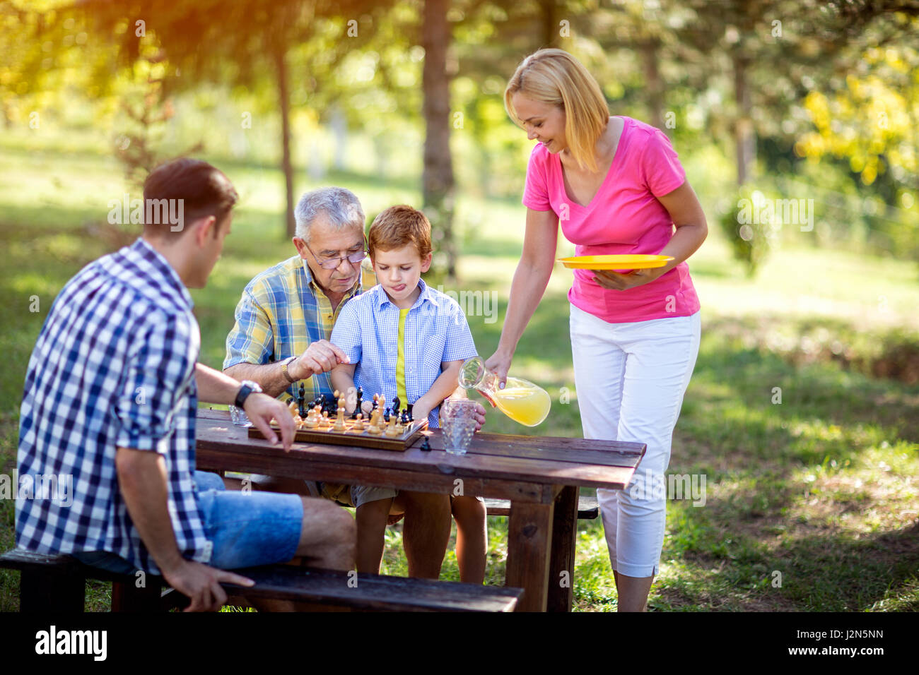 Family break da una partita a scacchi in posizione di parcheggio Foto Stock