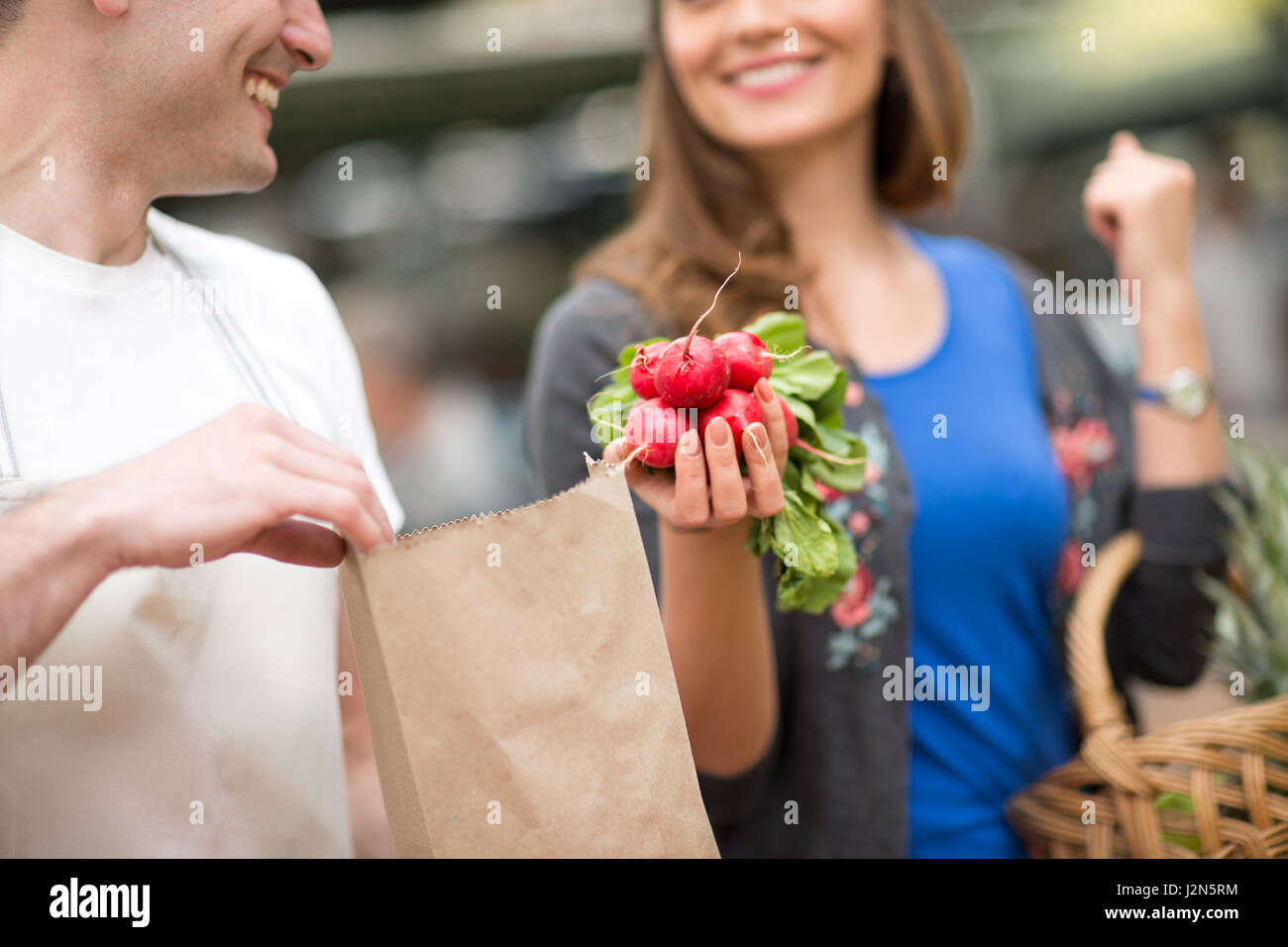 Venditore sorridente e sorridente al mercato di strada Foto Stock