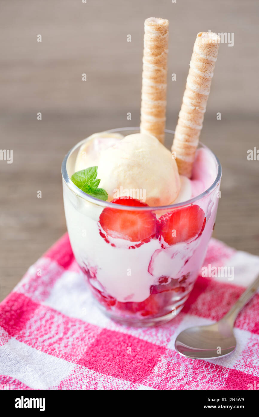 Dessert di frutta con panna montata e gelato Foto Stock