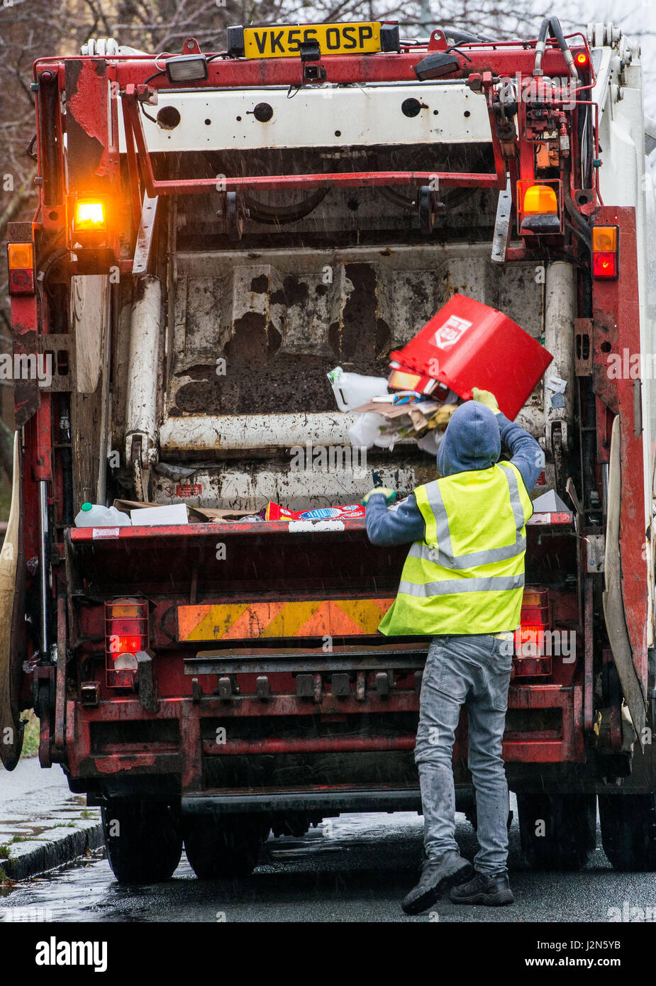 Raccolta rifugio, raccolta riciclaggio, camion bidone, bidone uomo, rifiuti Foto Stock