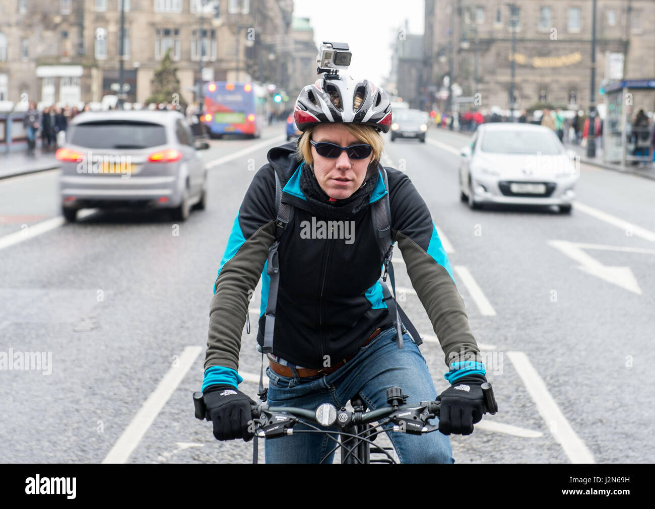 Ciclista che non indossa il casco immagini e fotografie stock ad alta  risoluzione - Alamy