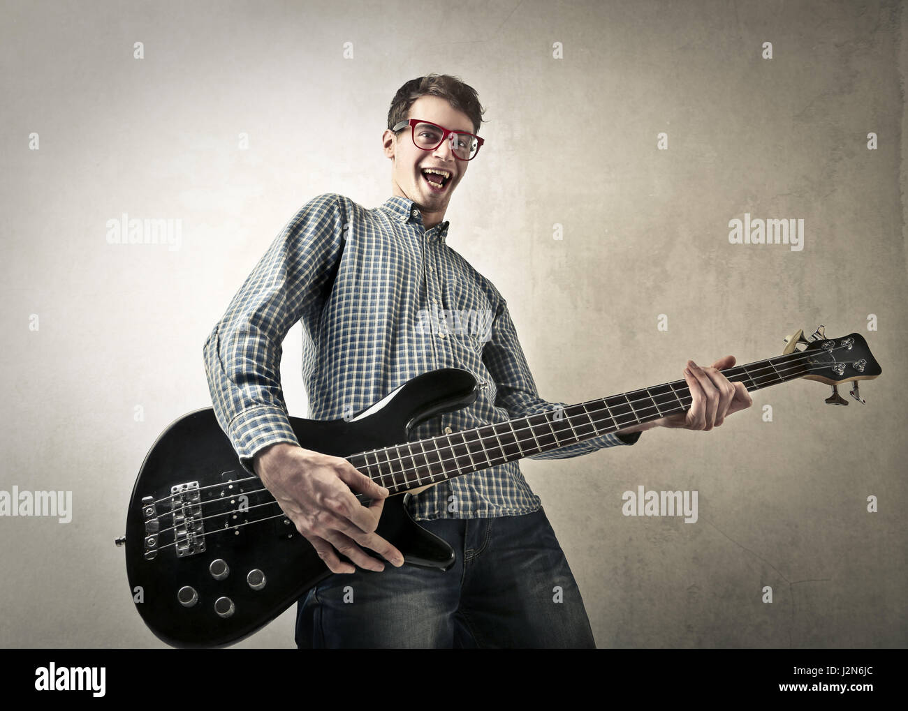 L'uomo gioca su chitarra Foto Stock