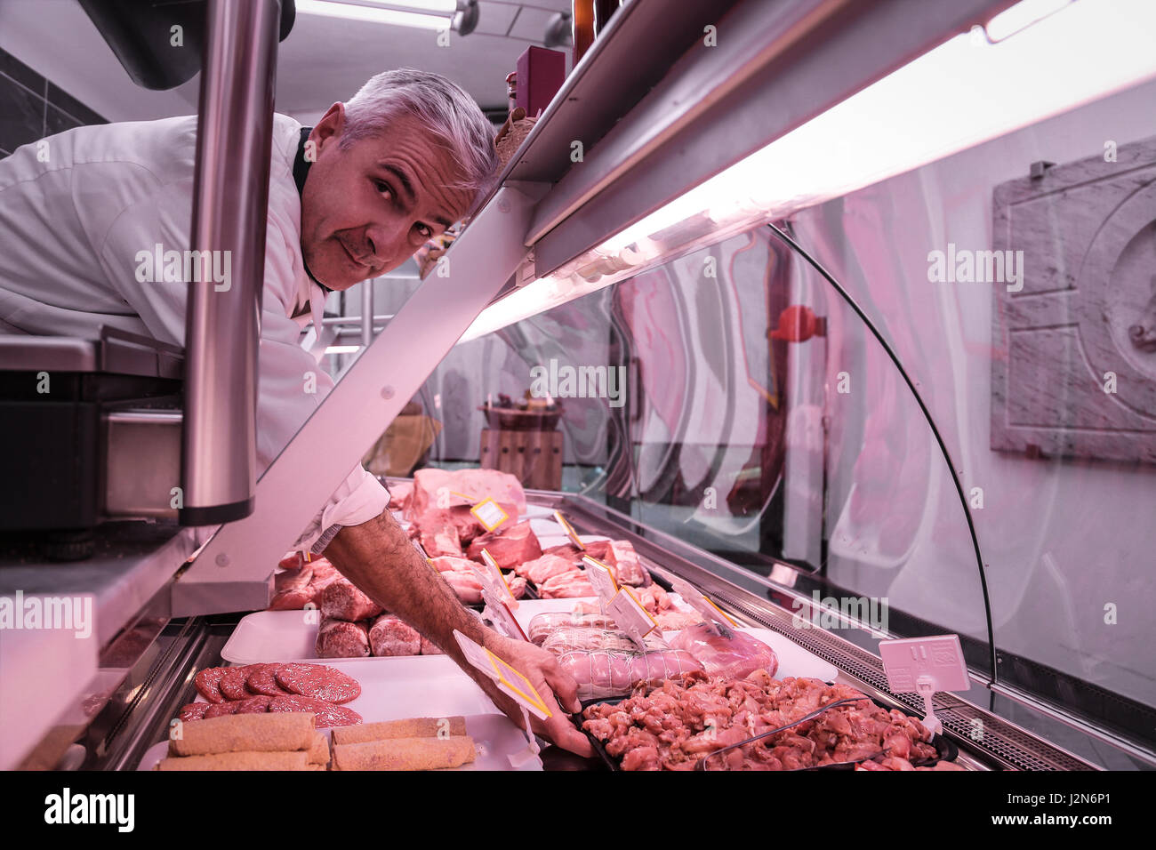 Butcher uomo al lavoro Foto Stock
