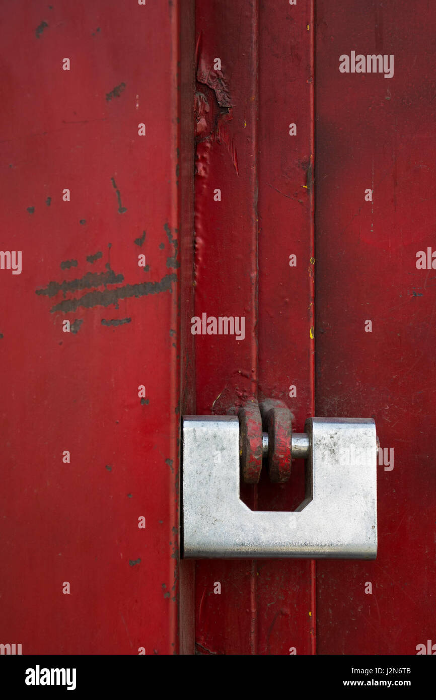 Serratura di sicurezza su porta rossa composizione verticale Foto Stock