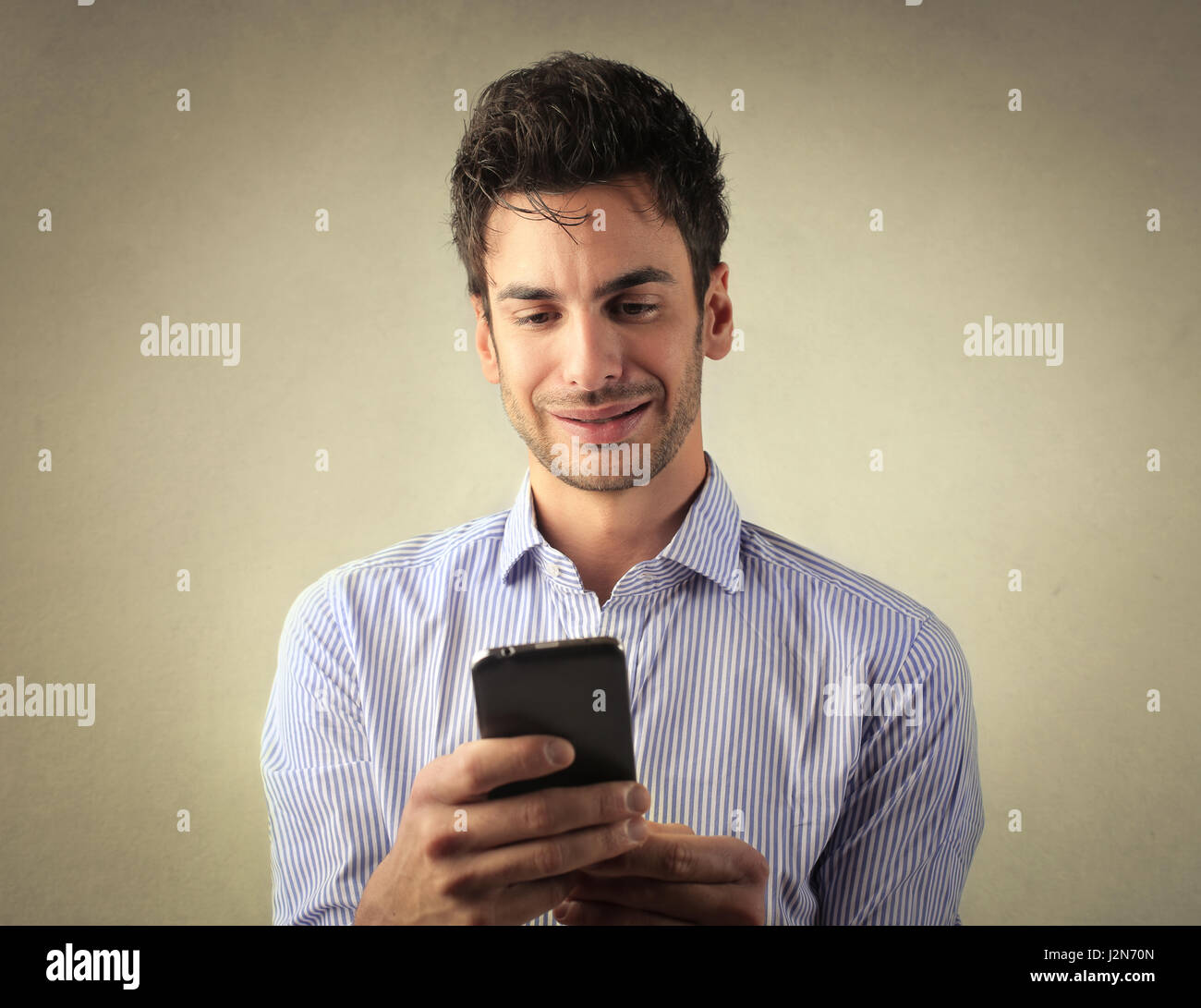 Sorridente uomo bello con telefono Foto Stock