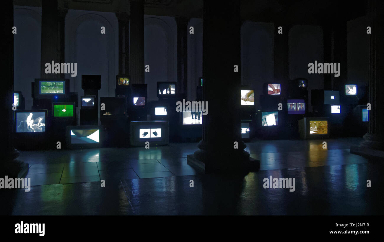 GOMA Glasgow Museum of Modern Art Exhibition comprendente di più apparecchi televisivi in Esecuzione di foto nel buio Foto Stock