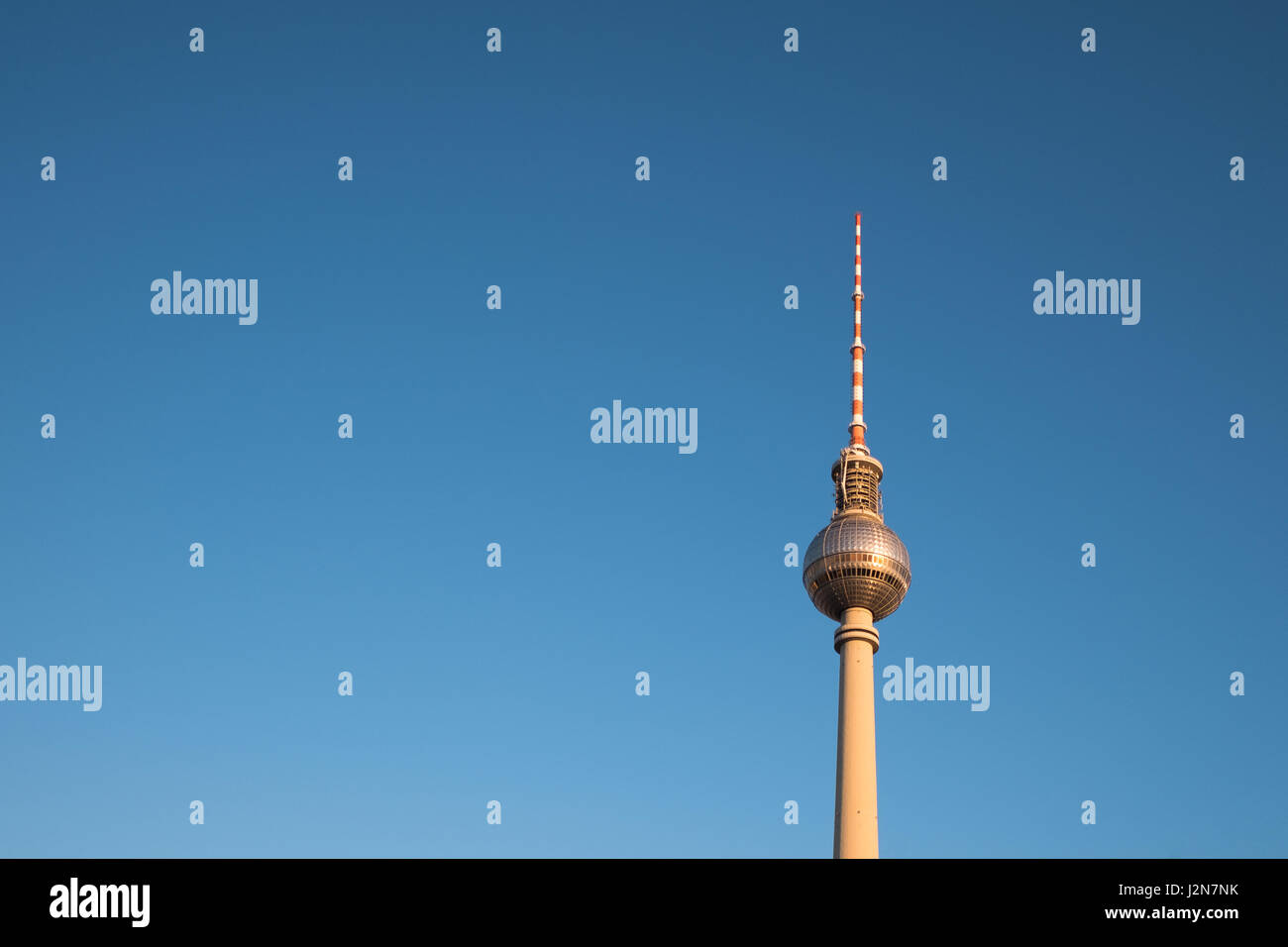 La torre della TV sul cielo blu con copia spazio - simbolo di Berlino, la torre della televisione Foto Stock
