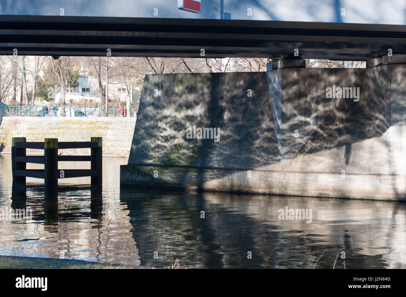 Meravigliosa luce e ombra riflessione sotto un ponte del fiume Spree, Berlino, Germania Foto Stock