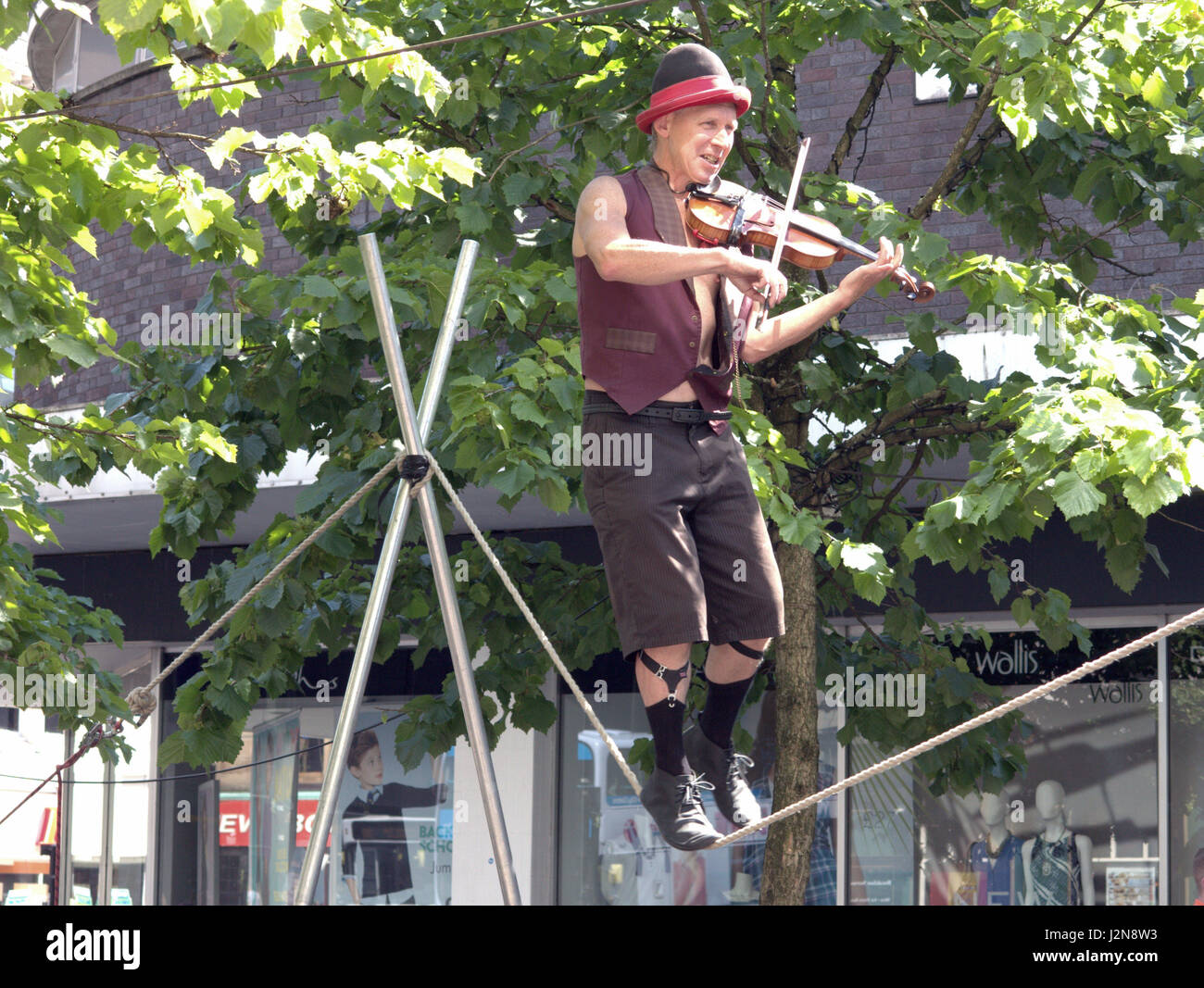 Street intrattenitore Buchanan Street Glasgow funambolico violinista fiddler Foto Stock