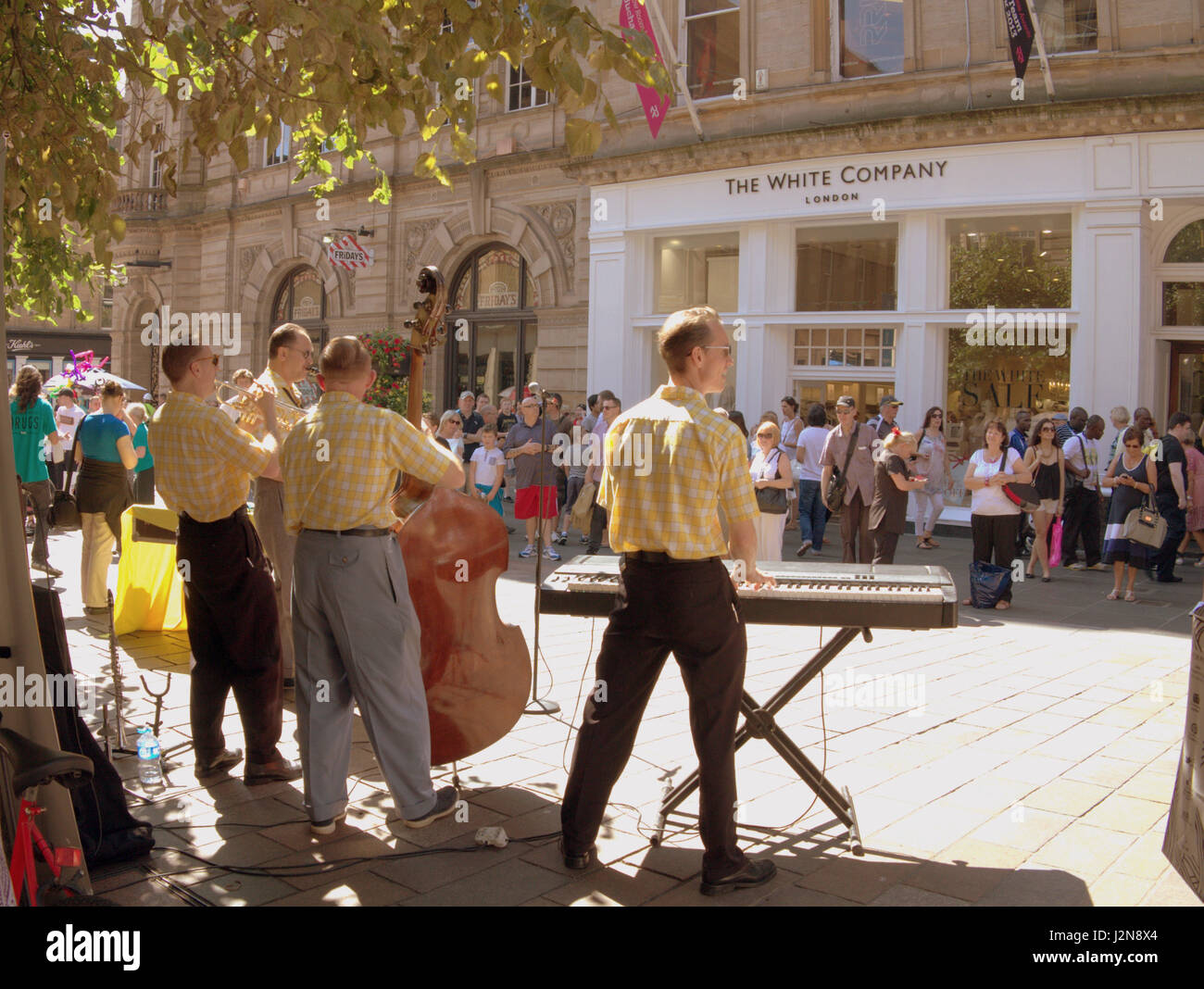 Street intrattenitore Buchanan Street Glasgow American 1950s College di banda di stile Foto Stock