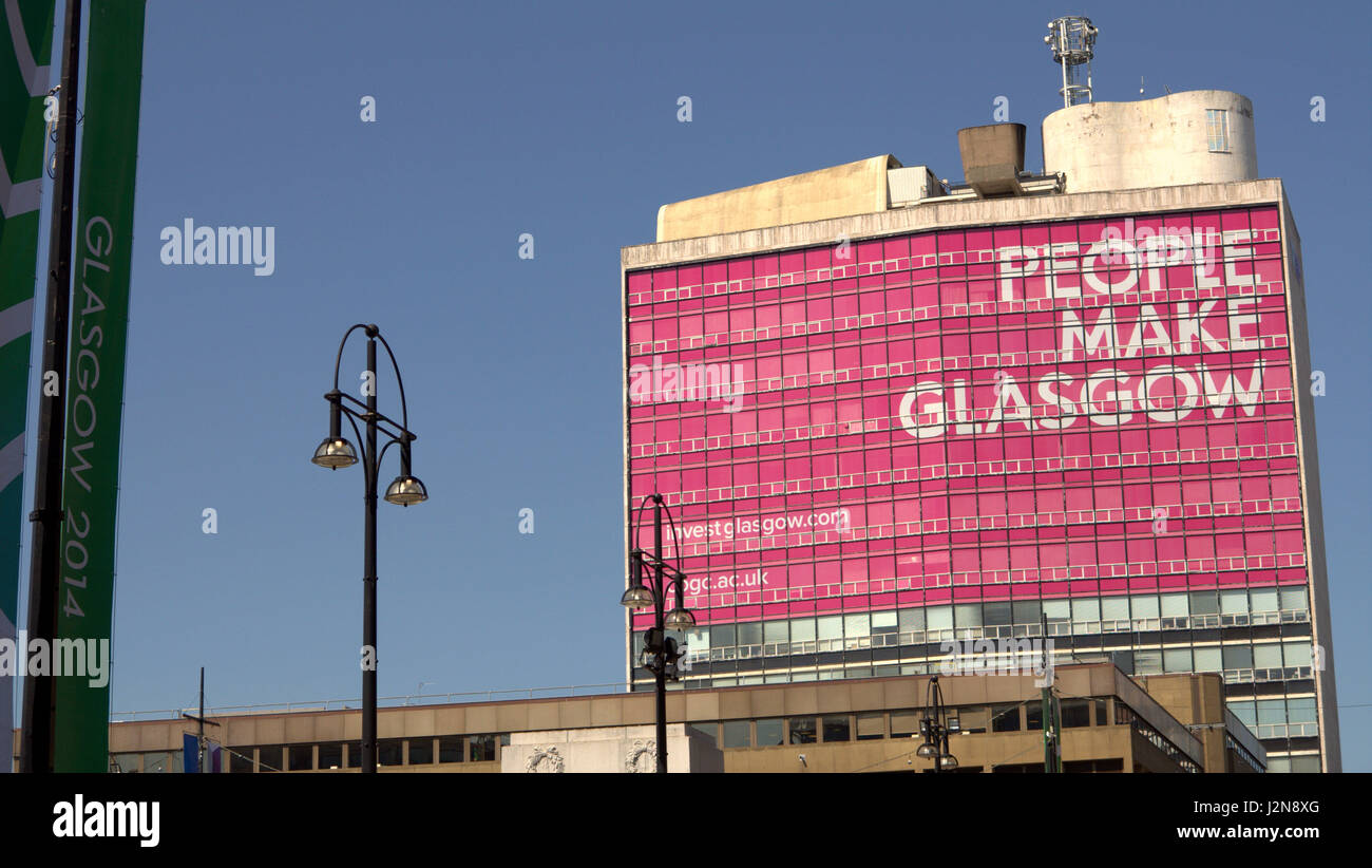 Le persone fanno Glasgow George Square giornata soleggiata cielo blu Glasgow 2014 banner Foto Stock