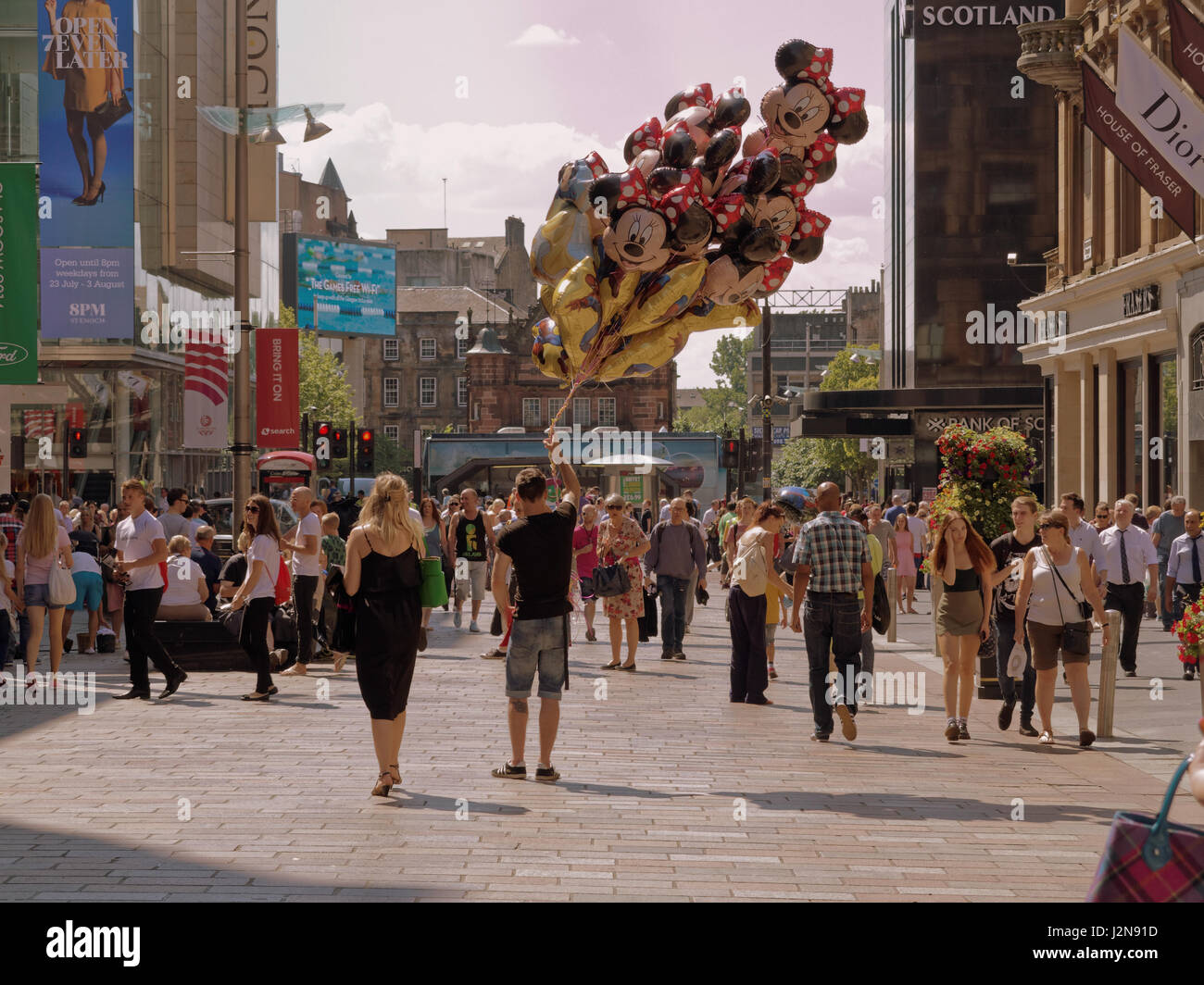 Glasgow shopping tempo soleggiato Buchanan Street scene della città Foto Stock