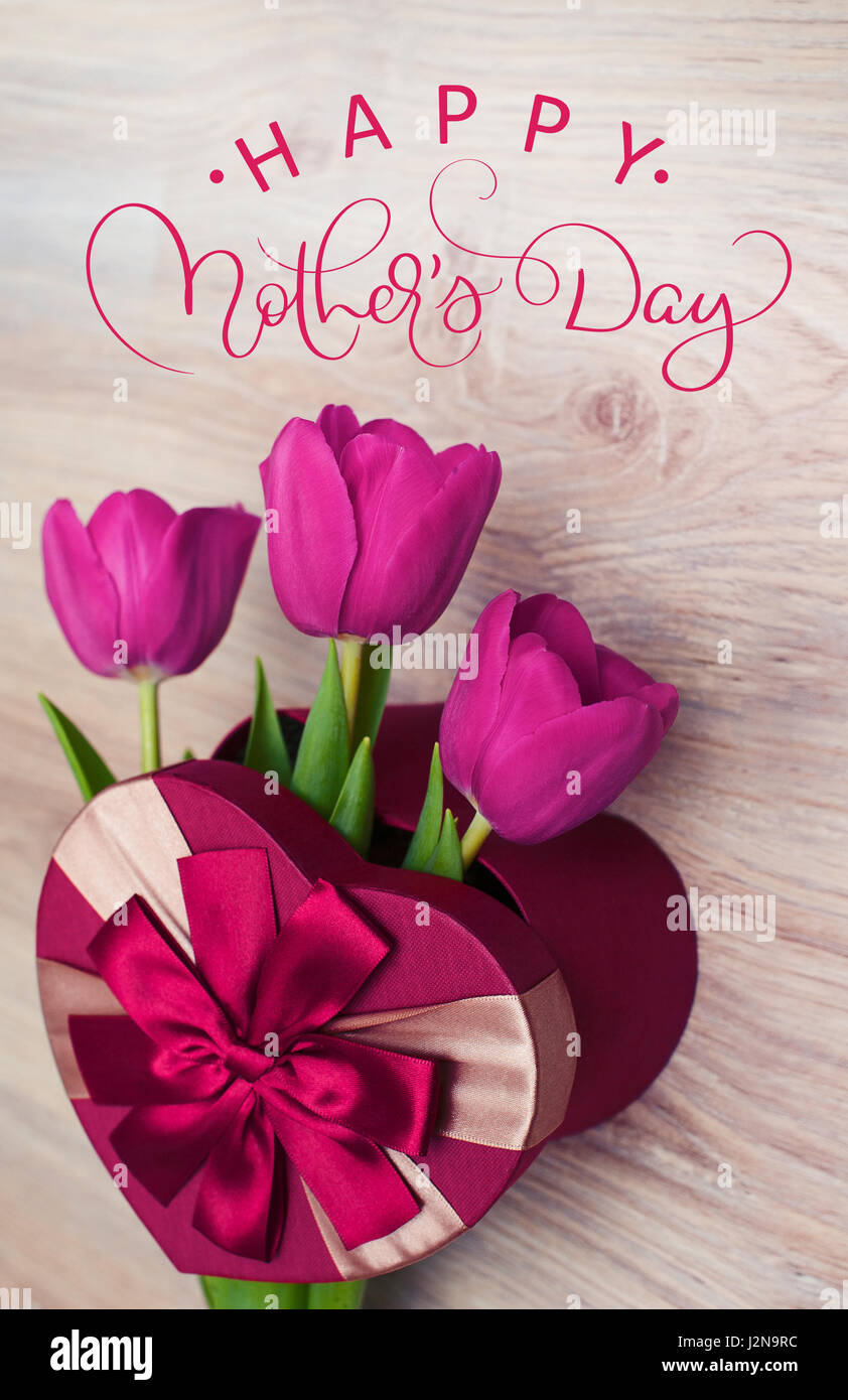 Tre tulip in confezione regalo rossa a forma di cuore e testo felice festa della mamma. Calligraphy lettering disegnare a mano Foto Stock