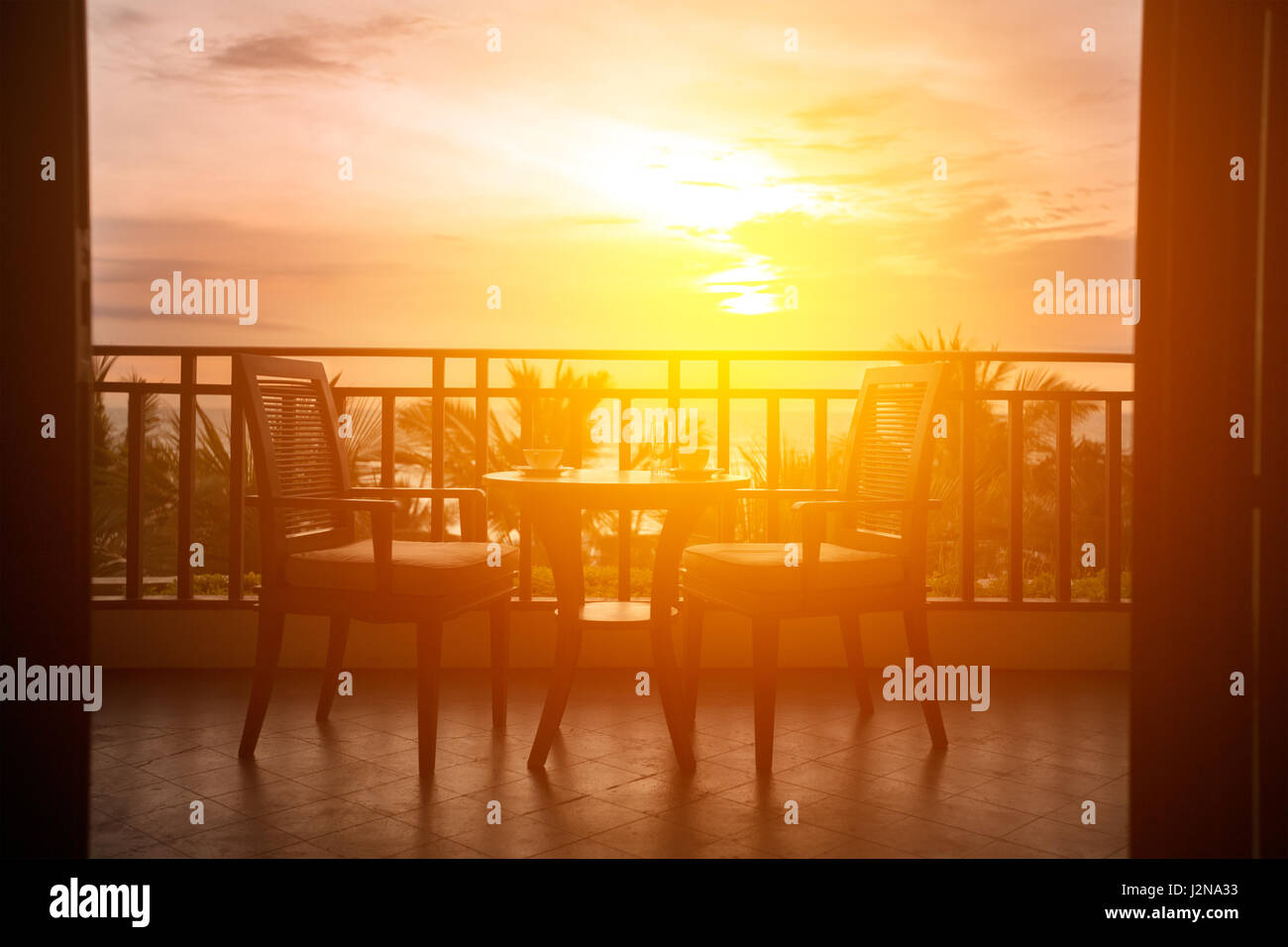 Servito tavola con vista romantica al mare sulla terrazza Foto Stock