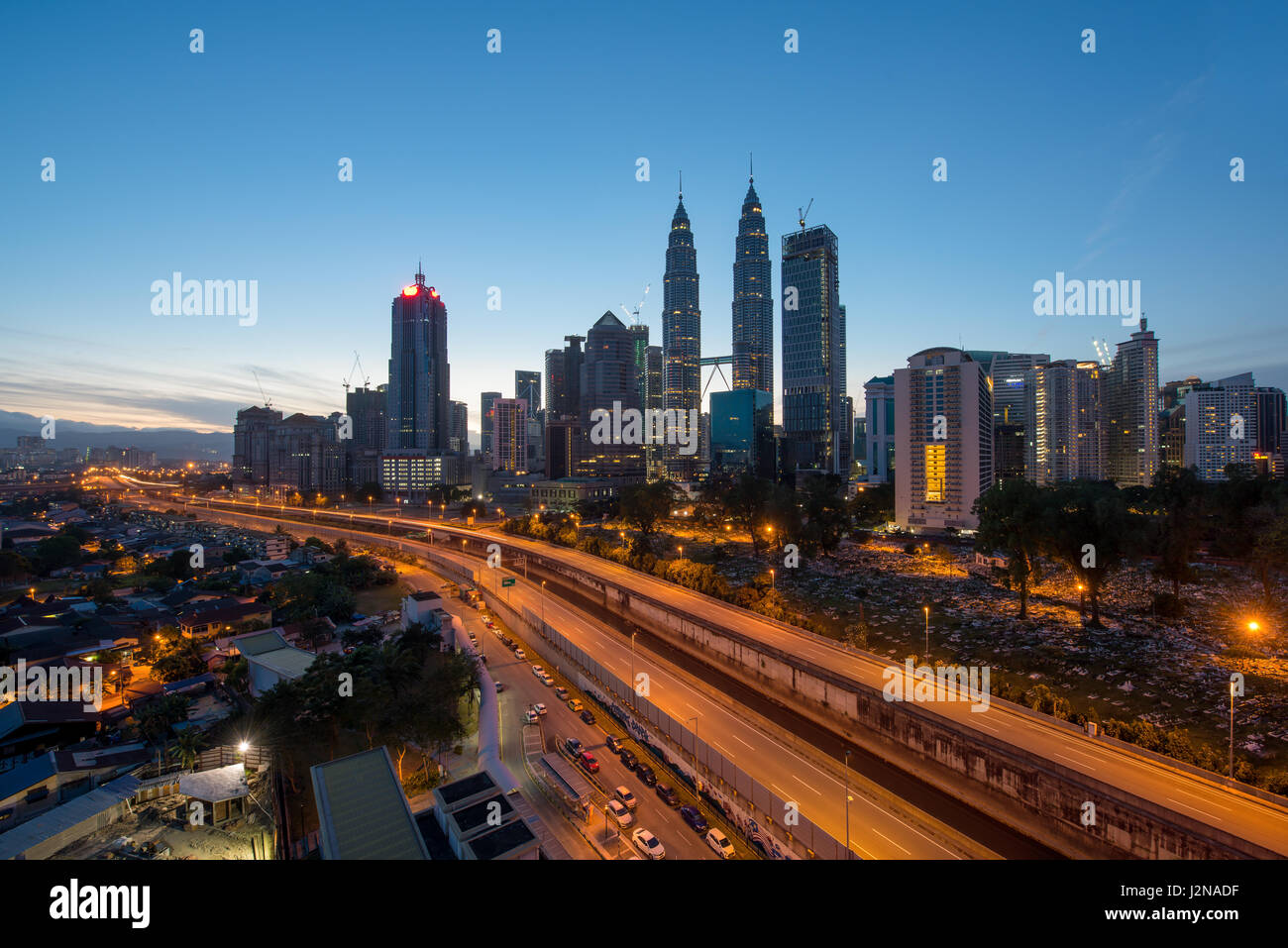 Kuala Lumpur skyline e grattacieli di notte a Kuala Lumpur, Malesia. Foto Stock