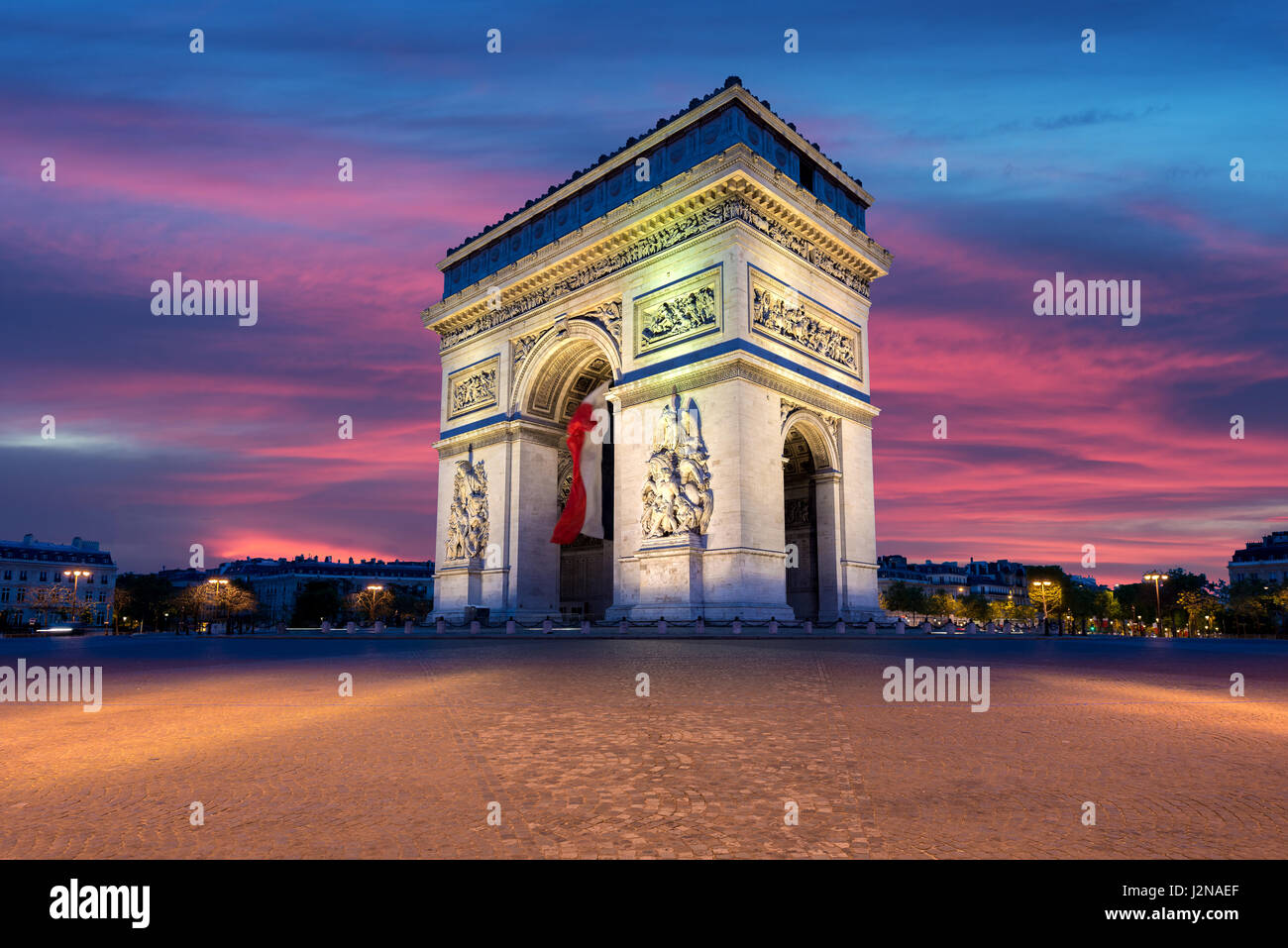 Arc de Triomphe e dagli Champs Elysees, punti di riferimento nel centro di Parigi, al tramonto. Parigi, Francia Foto Stock