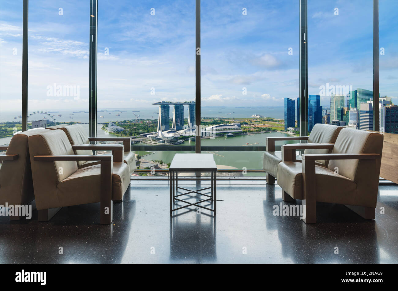 Hotel di lusso lounge con finestre che si affacciano su una città in Singapore. Marina bay view pensato la finestra in Singapore. Foto Stock