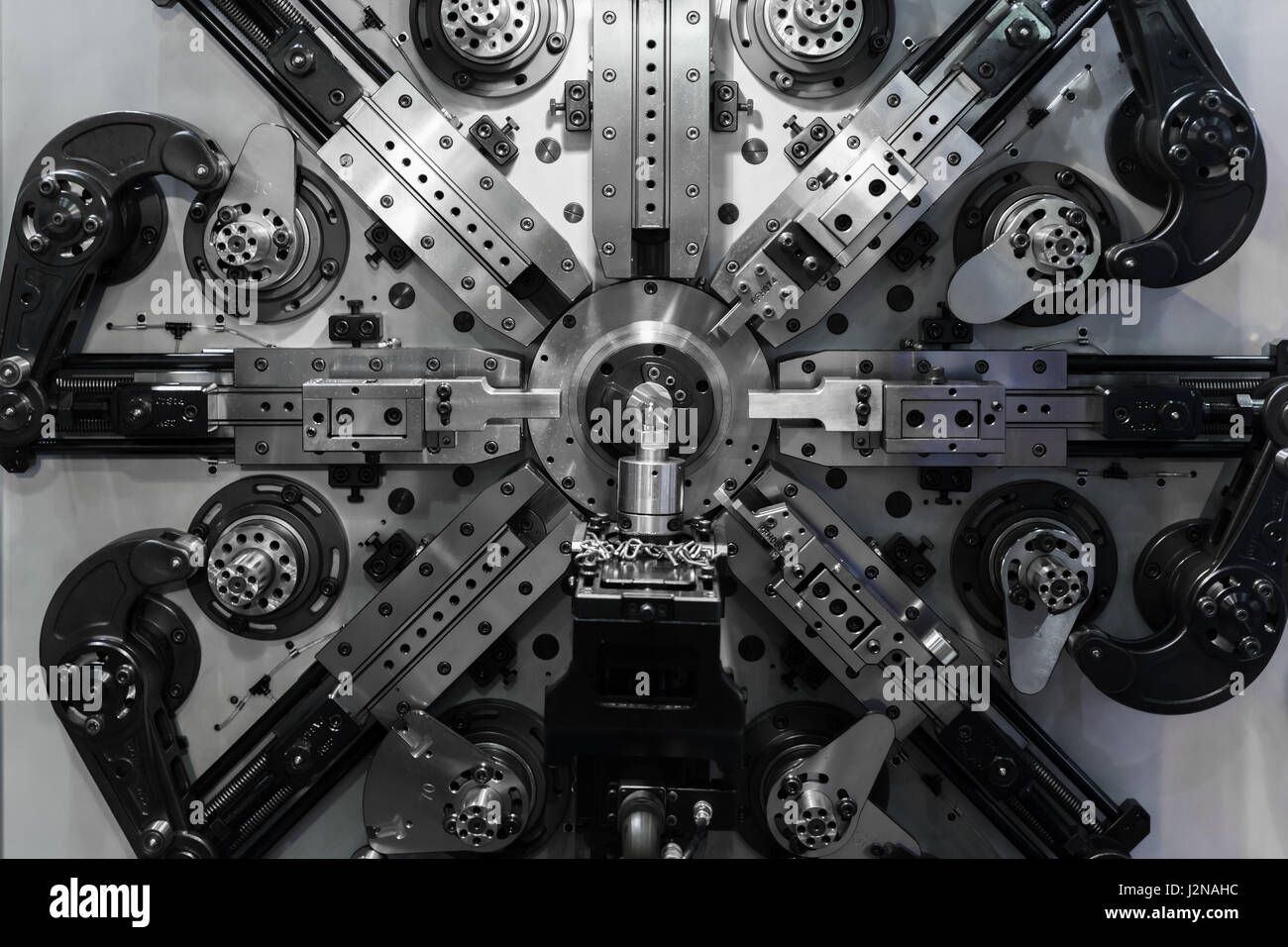 Elevata precisione nel settore automobilistico e industriale molla rendendo la macchina in industria fabbrica. Smart industria fabbrica concetto. Foto Stock