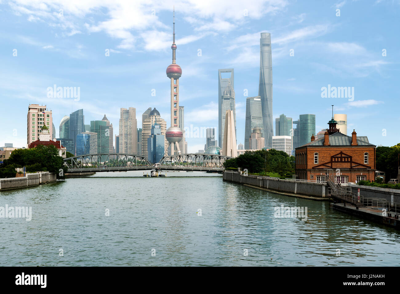 Lo skyline di Shanghai con storico ponte Waibaidu, a Shanghai in Cina. Shanghai luajiazui finance e il quartiere degli affari Foto Stock