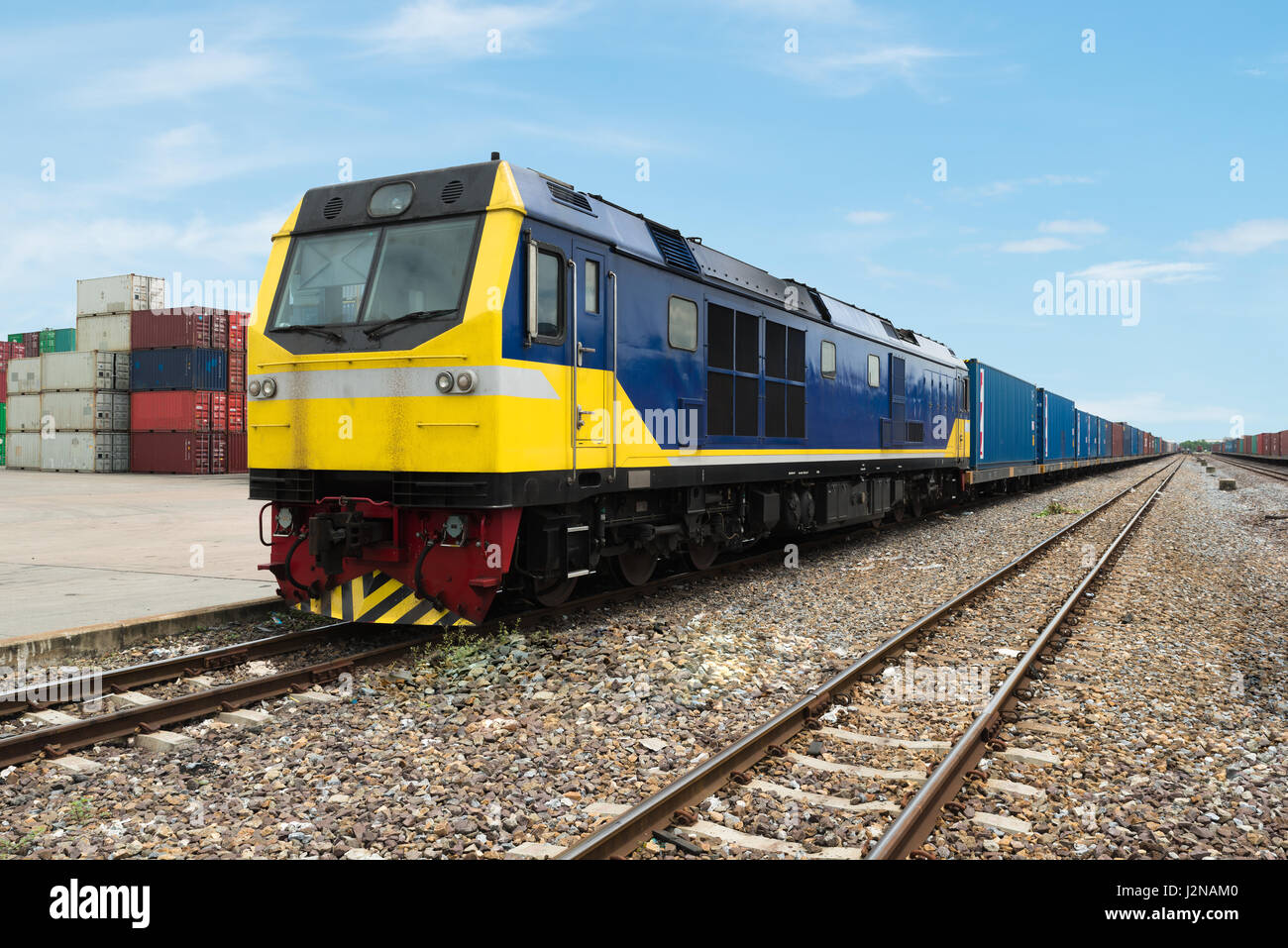 Treno merci piattaforma con treno merci contenitore ad uso deposito per l'importazione, l'esportazione, la logistica dello sfondo. Importazione, esportazione, concetto di logistica. Foto Stock