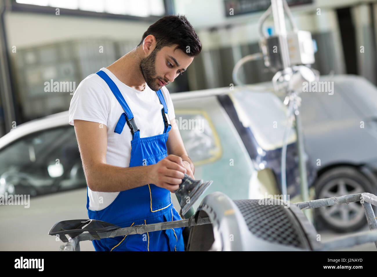 Meccanico automatico lucidati graffi sulla macchina Foto Stock