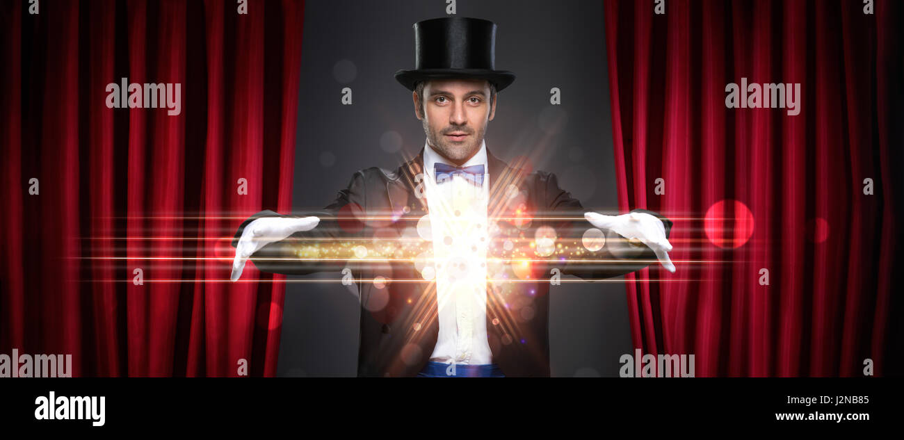 Il mago che mostra trucco sul palco, magia, prestazioni, circo, visualizza concept Foto Stock
