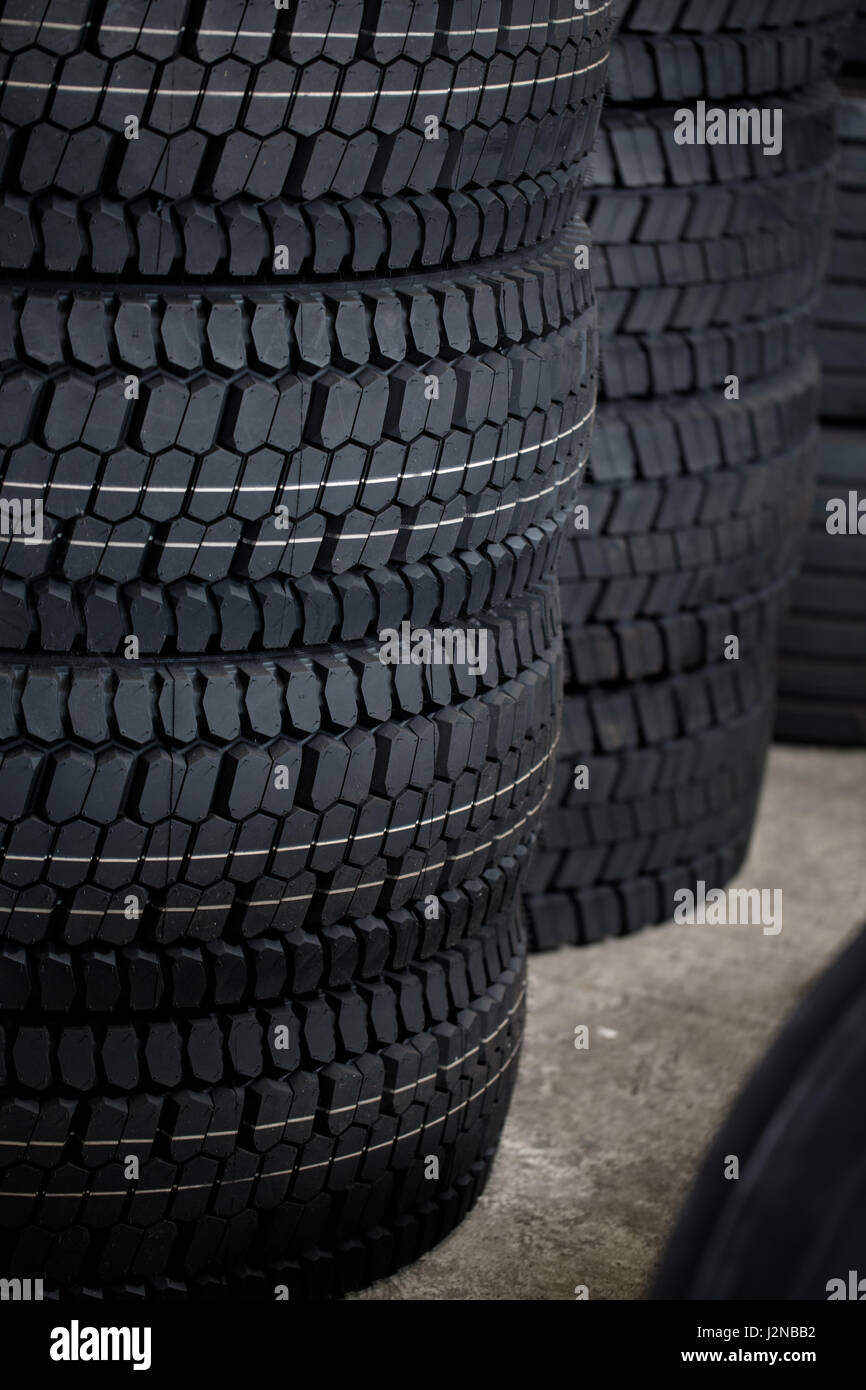 Pila di pneumatici per auto sul magazzino close up Foto Stock