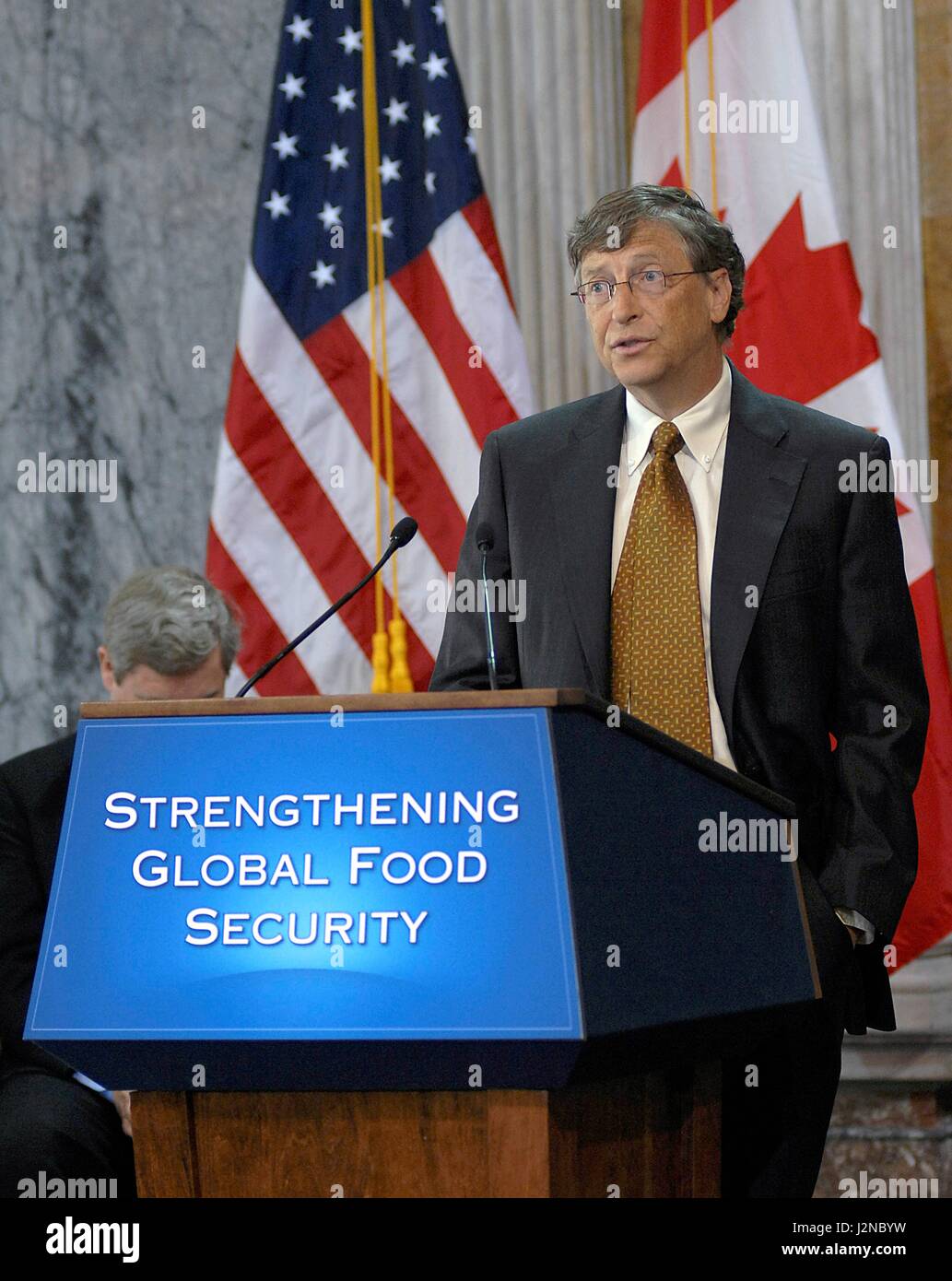 Microsoft co-fondatore Bill Gates parla all'annuncio dell'impegno internazionale per combattere la fame nel mondo e povertà presso il Dipartimento del Tesoro Aprile 22, 2010 a Washington, DC. Foto Stock