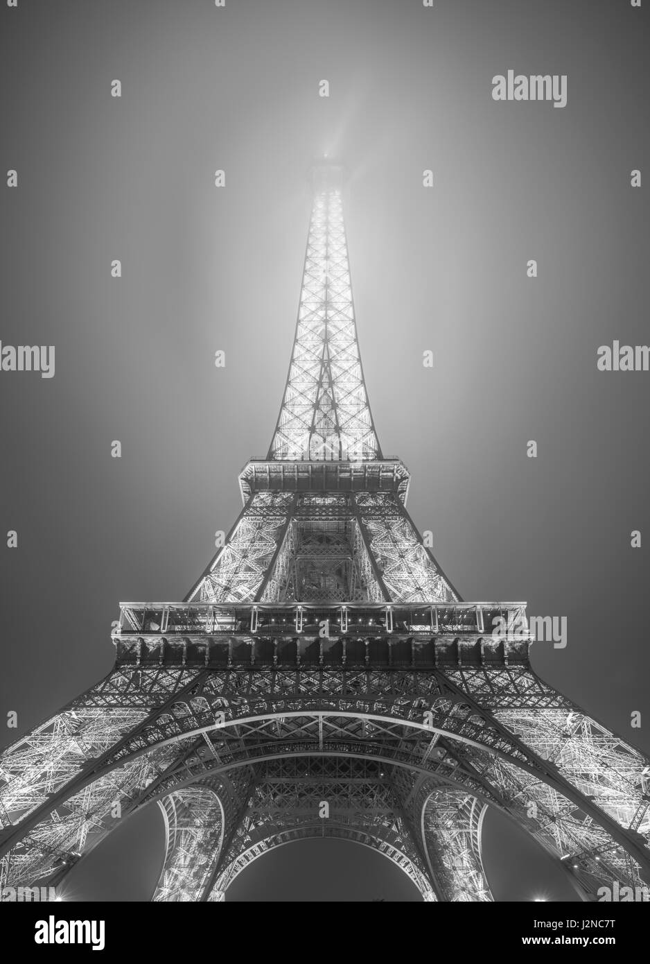 Vista notturna della Torre Eiffel, Parigi, Francia Foto Stock