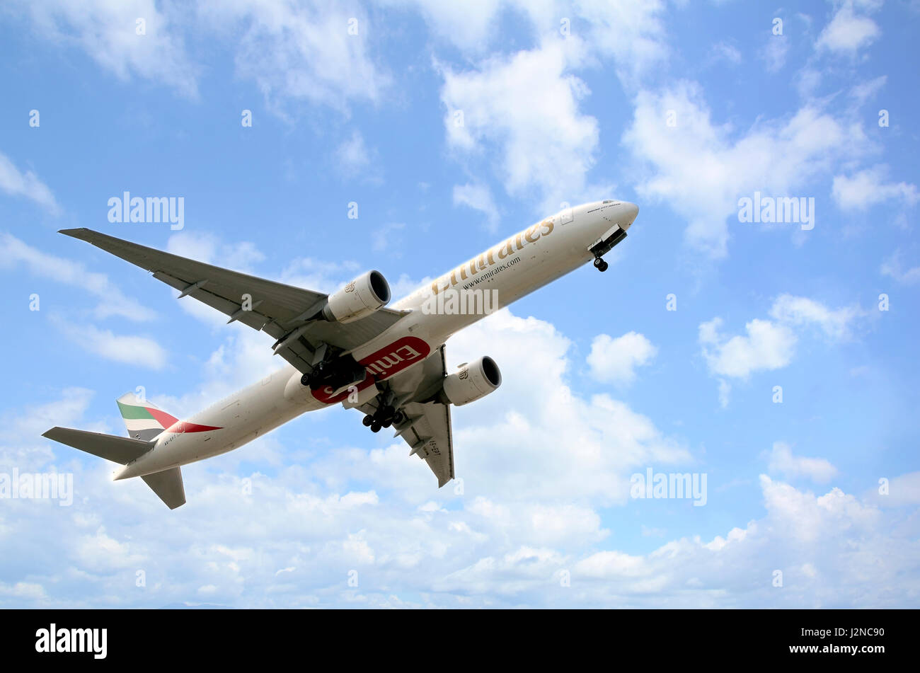 PHUKET, Thailandia-Aprile 27, 2017: Emirates Airlines partono dall'Aeroporto Internazionale di Phuket, Tailandia. Foto Stock