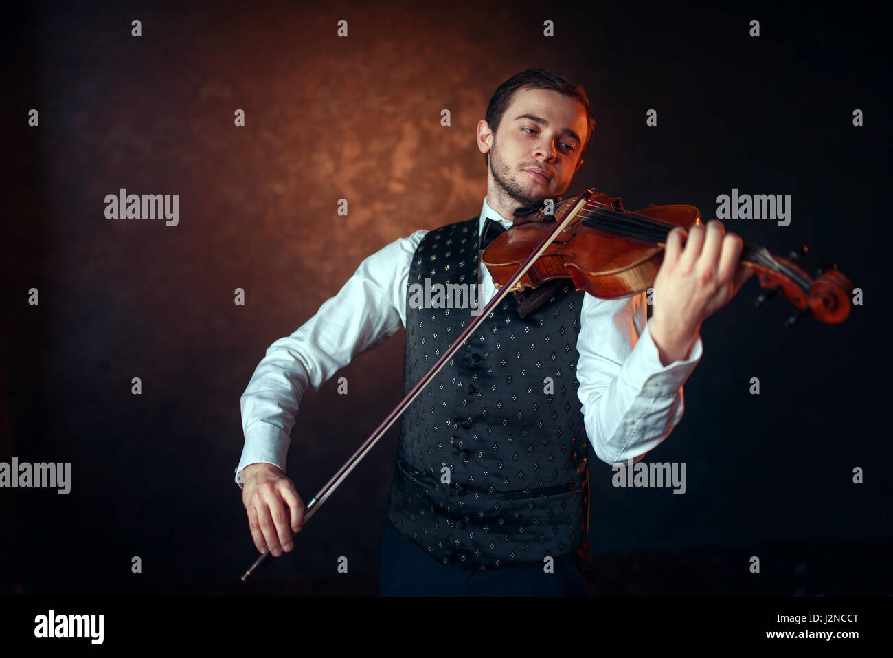 Ritratto di maschio fiddler riproduzione di musica classica al violino. Il  violinista uomo con uno strumento musicale Foto stock - Alamy