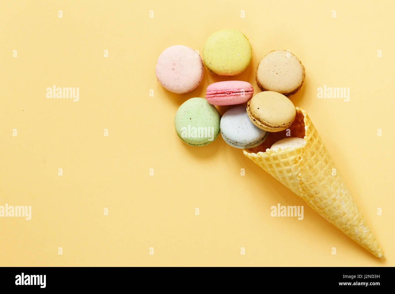 Colorati biscotti di mandorle amaretti in un cono di cialda Foto Stock